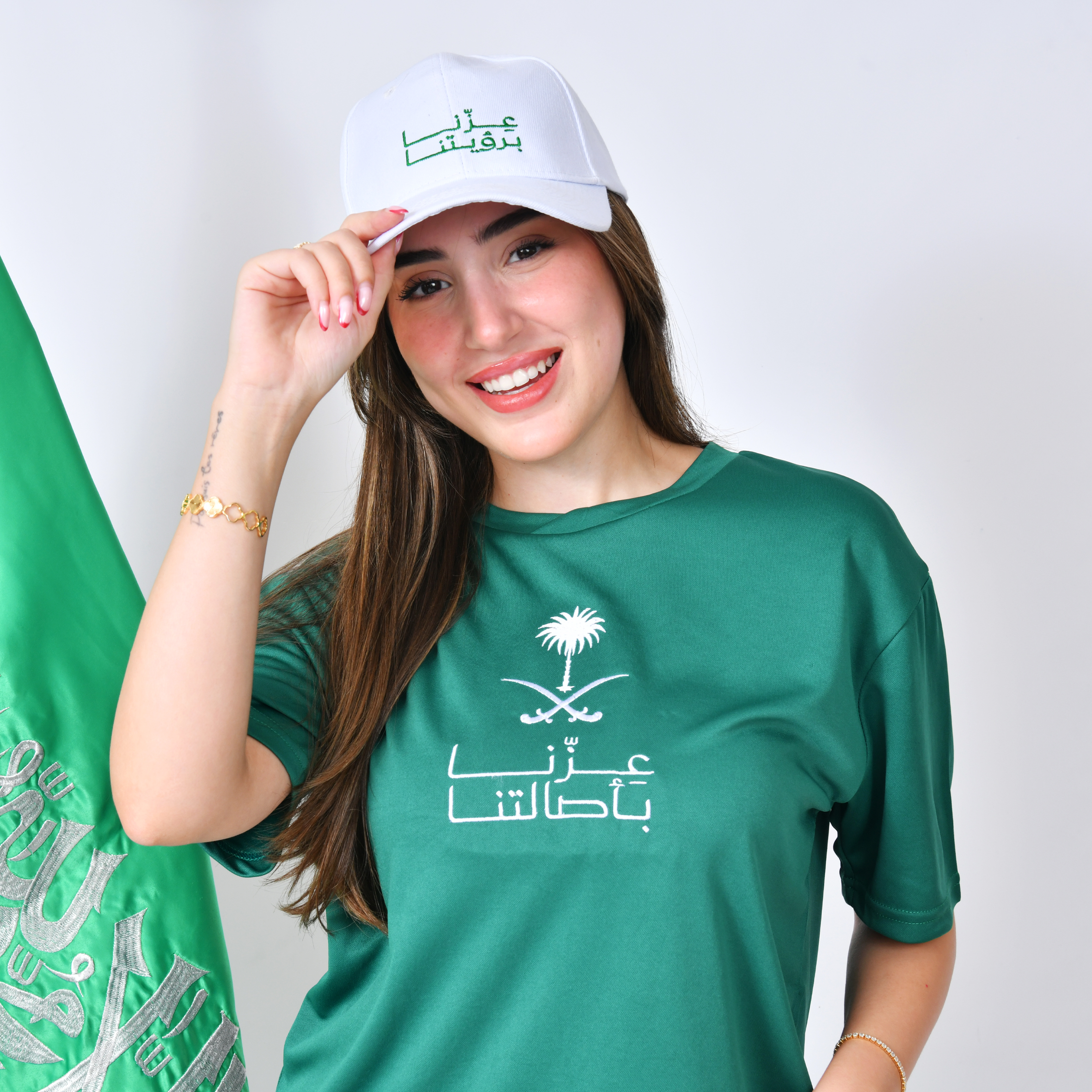  تيشيرت أخضر بتطريز شعار عزنا بأصالتنا مع سدو من الخلف  