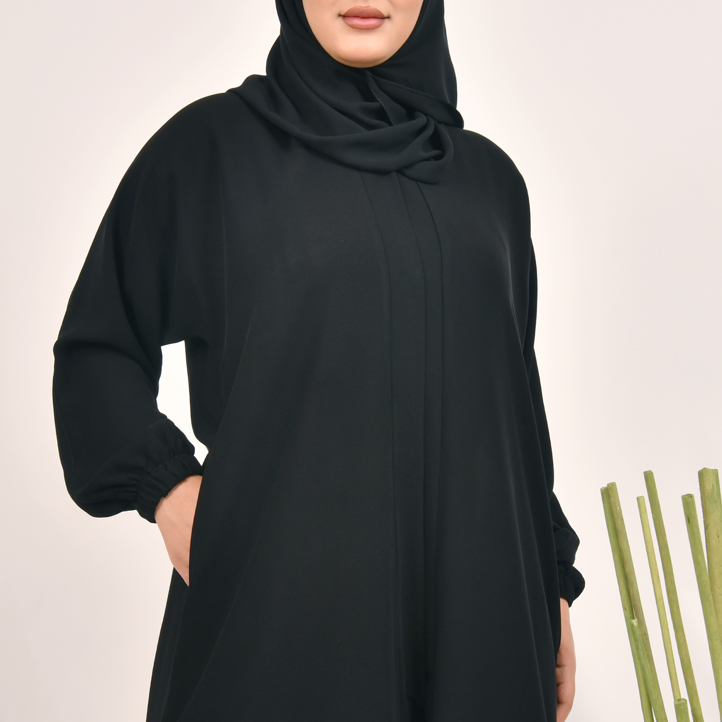  عباية سوداء ساده مغلقة بطقطق مع كم مزموم وجيوب مخفية  