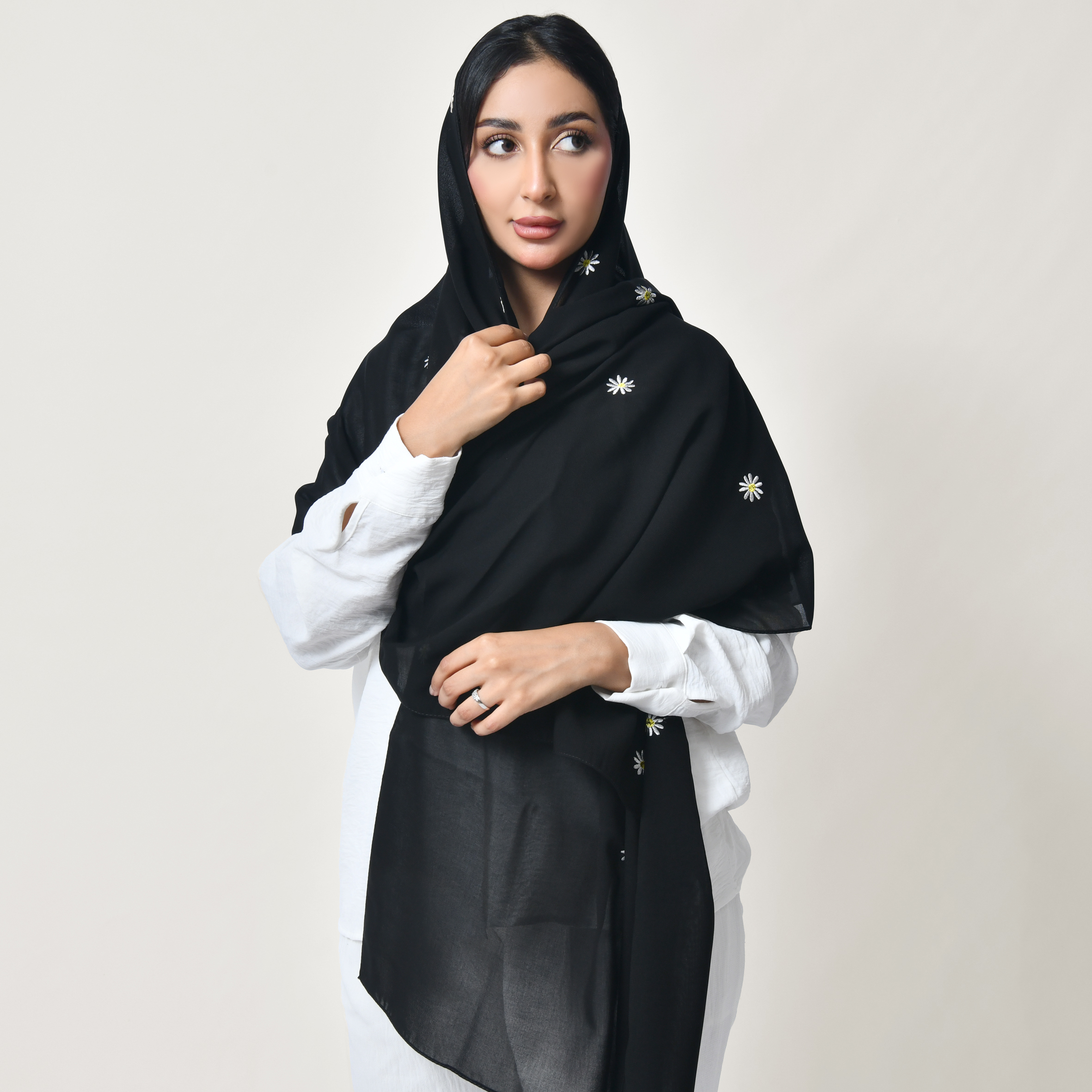  طرحة سوداء مزينة بتطريز ورود بيضاء متفرقة 