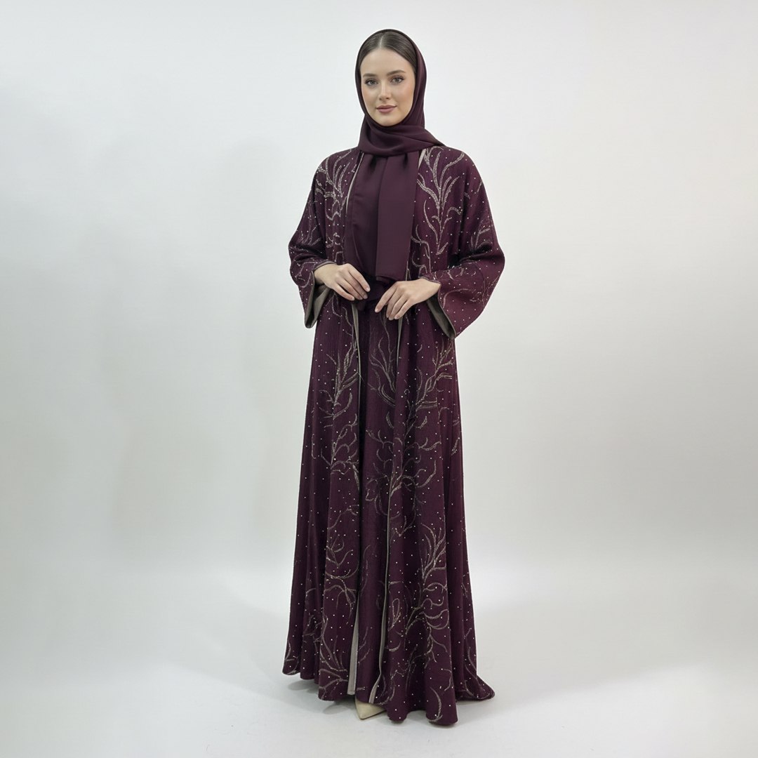  عباية باللون العنّابي مزينة بتطريز ذهبي وفصوص 