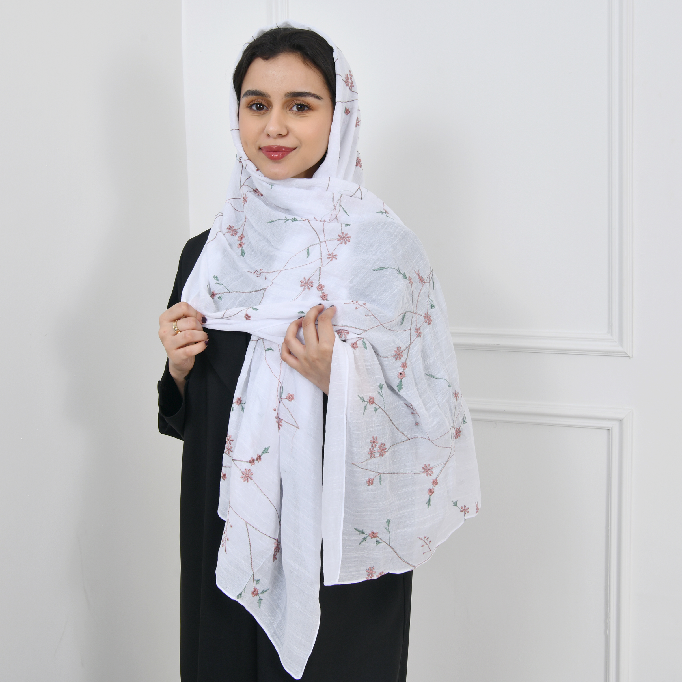  طرحه لينن ابيض مطرزة بالزهور الملونة 