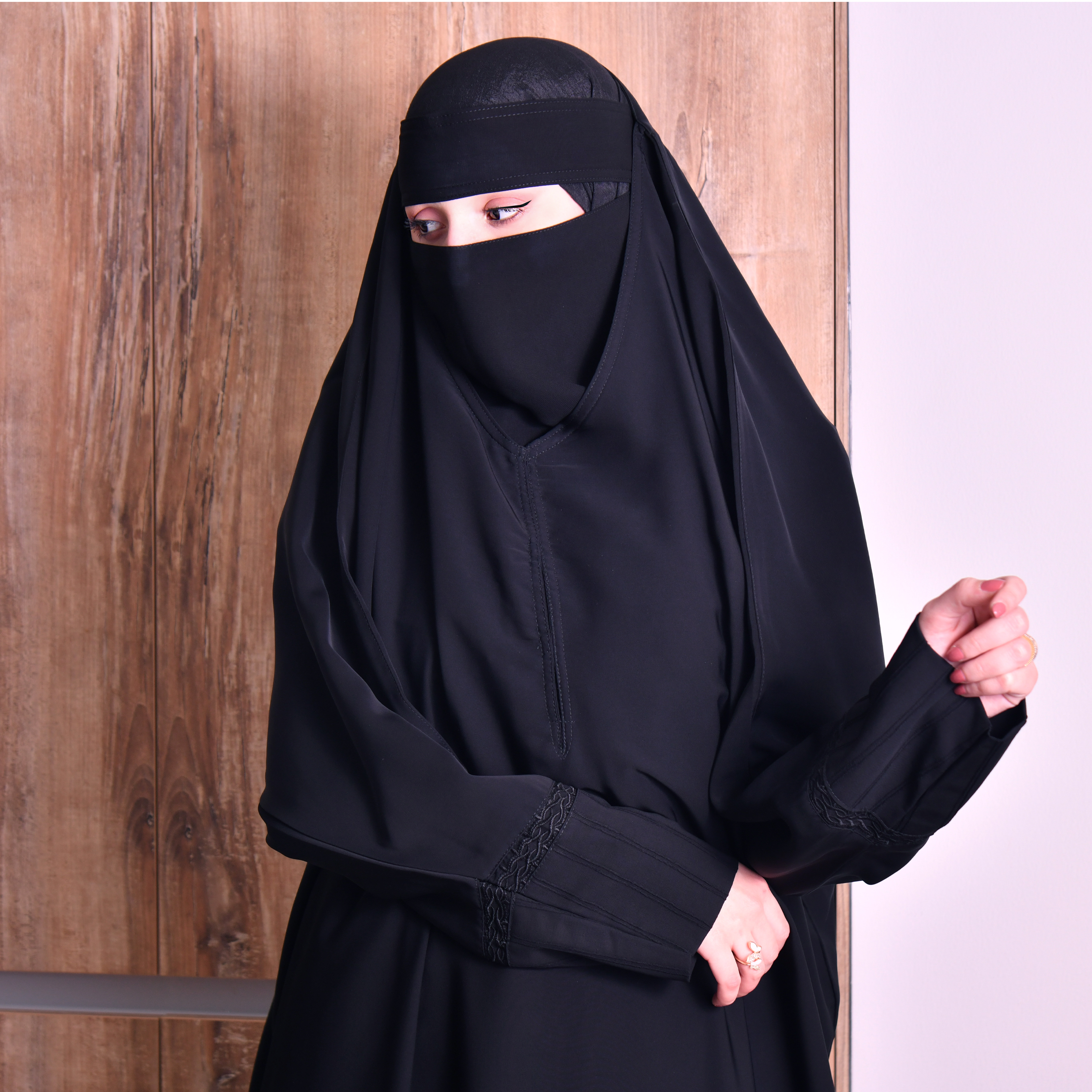 عباية راس إسلامية مسكرة مع كم مقلم بتطريز ناعم