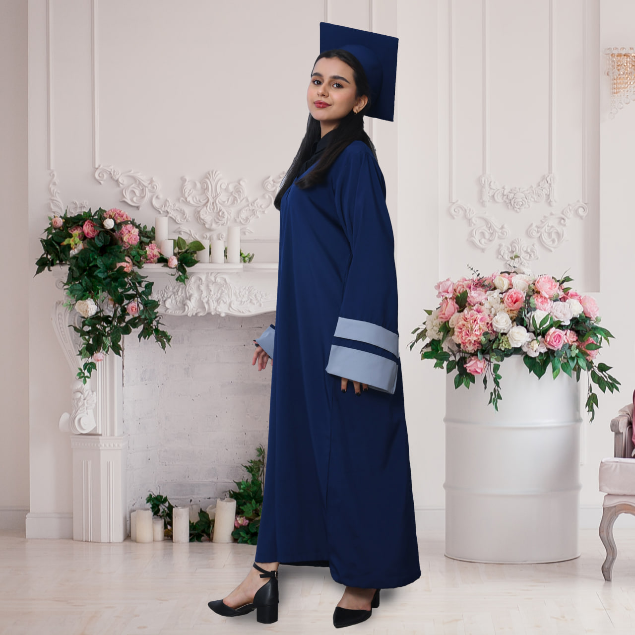  زي التخرج باللون الكحلي الداكن وتداخل اللون الرمادي على الاكمام مع وشاح وكاب سادة  