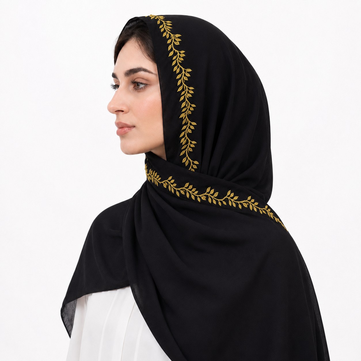  طرحة باللون الاسود مزينة بتطريز ذهبي 