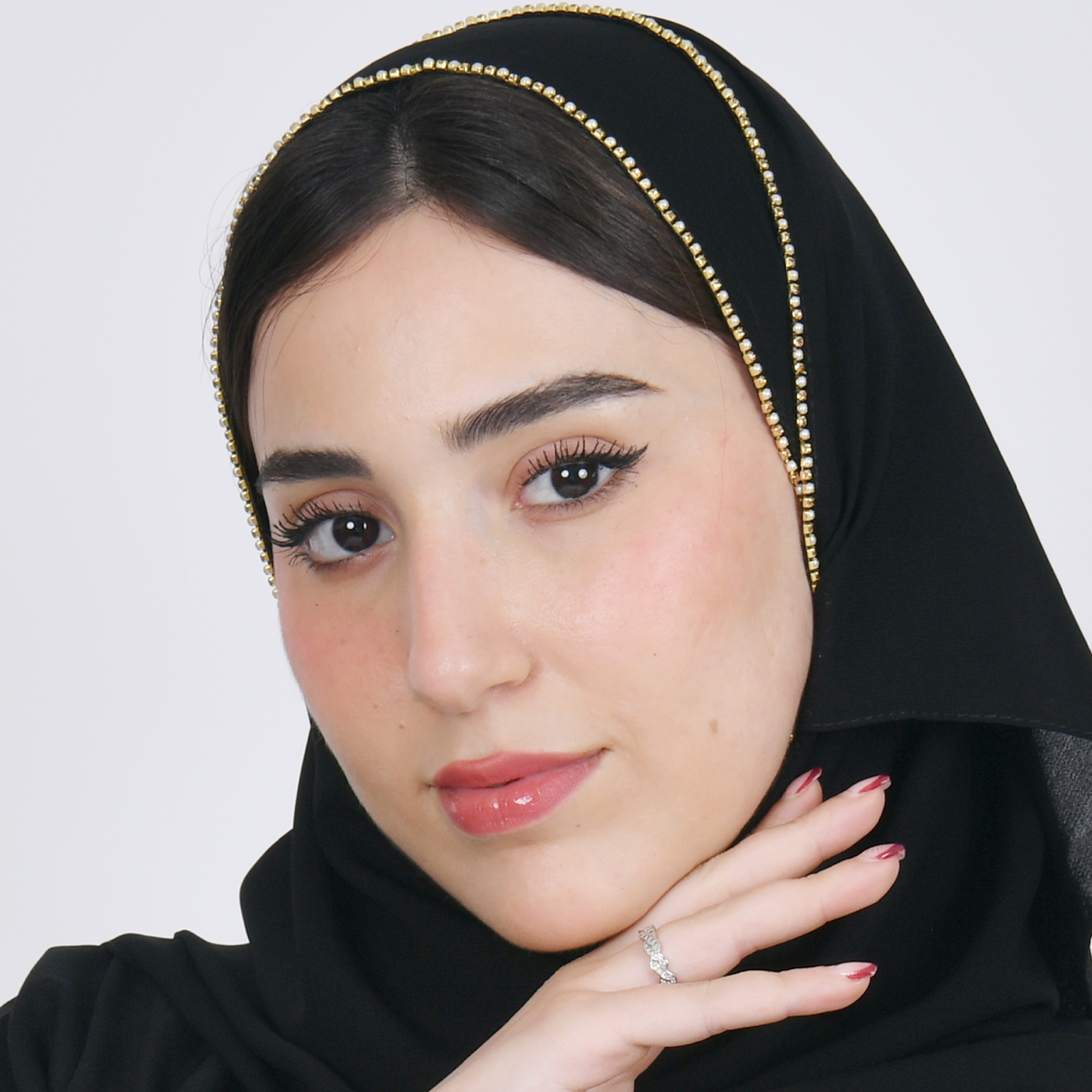  طرحه حرير سوداء بشك ذهبي  دائري صغير 