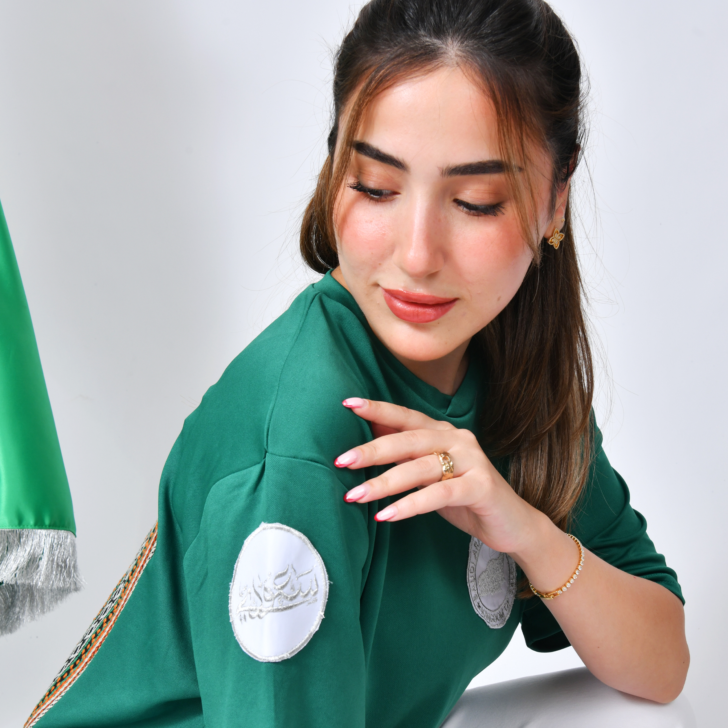  تيشيرت أخضر بتطريز شعار خريطة المملكة مع  شعار سعودية على الاكمام   