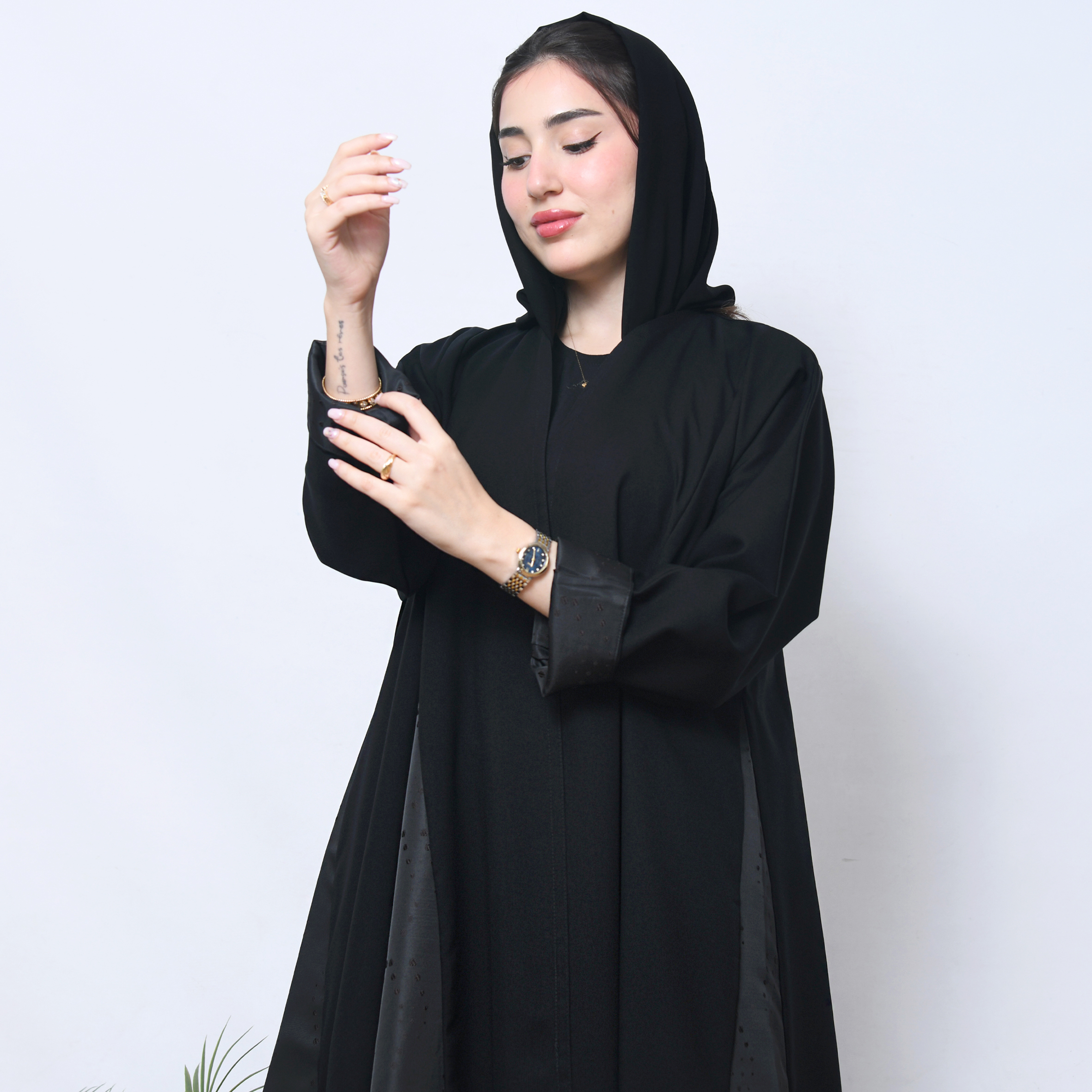  عباية لف كلوش راقي مع تداخل الجاكار  المنقط باللون البني الداكن على الاكمام الدبل واسفل العباية بشكل سهمي  