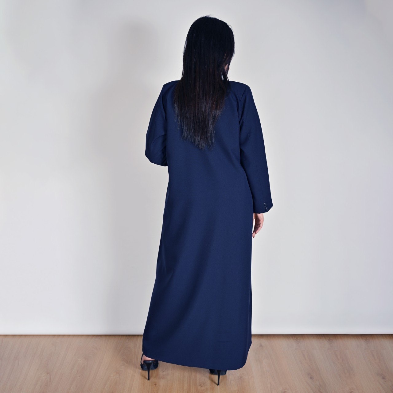  عباية رسمية باللون الكحلي مزينة بزر اغلاق كرستالي 