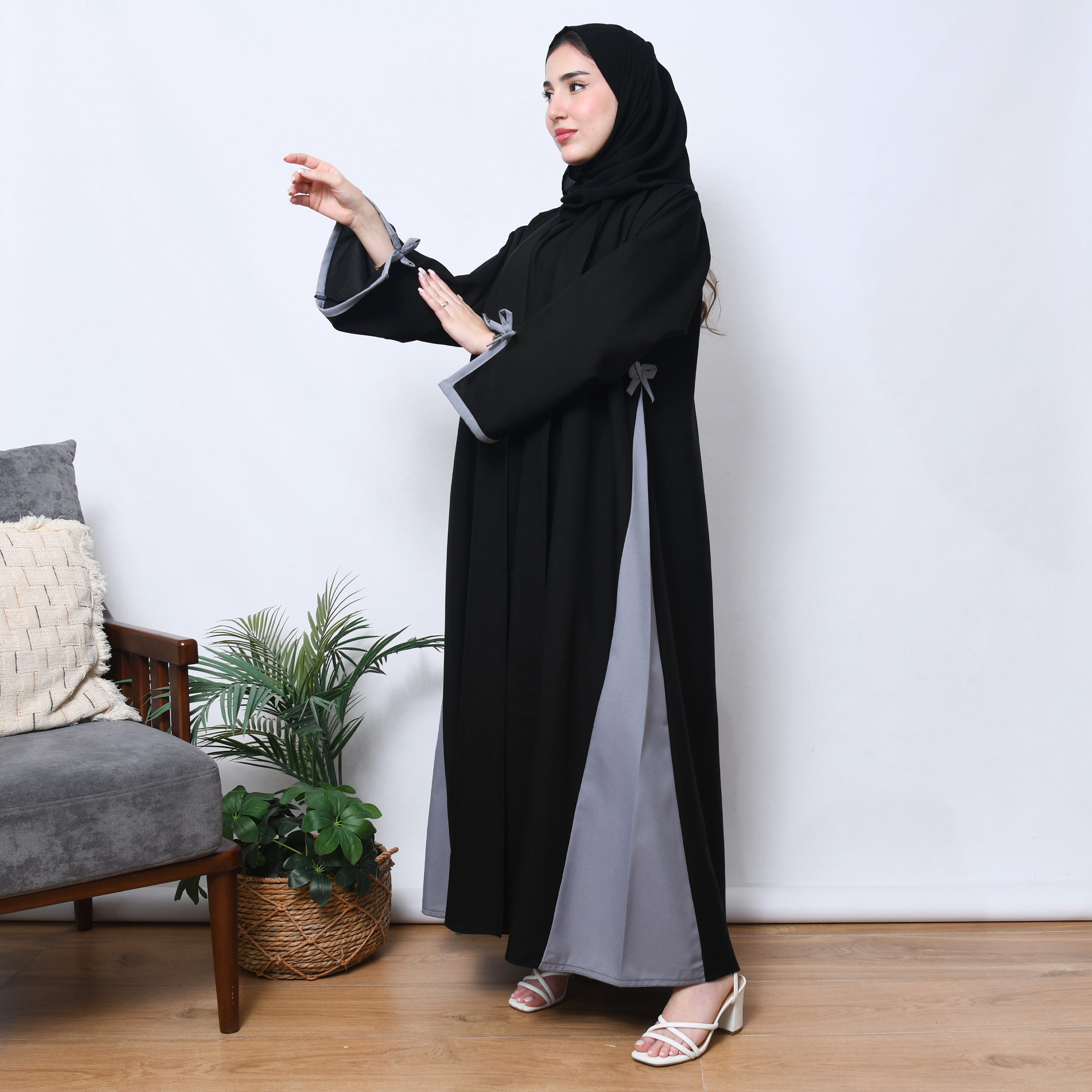  عباية لف كلوش بسيط وراقي بتداخل اللون الرمادي على الاكمام وبشكل سهمي اسفل العباية مع اضافة ربطة الفيونكة  