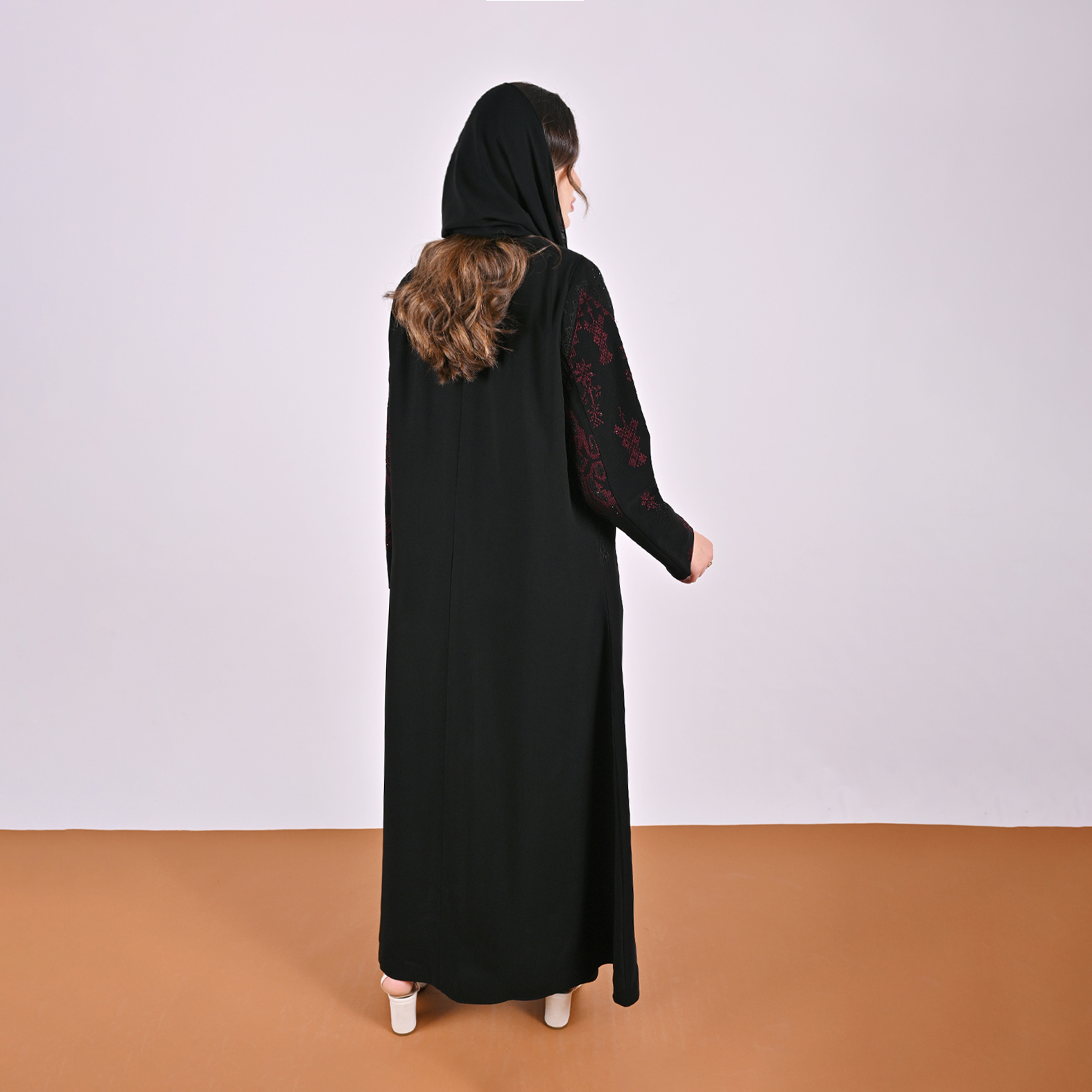  عباية لف باللون الأسود العميق بتصميم راقٍ بنقشة بارزة باللون العنابي 