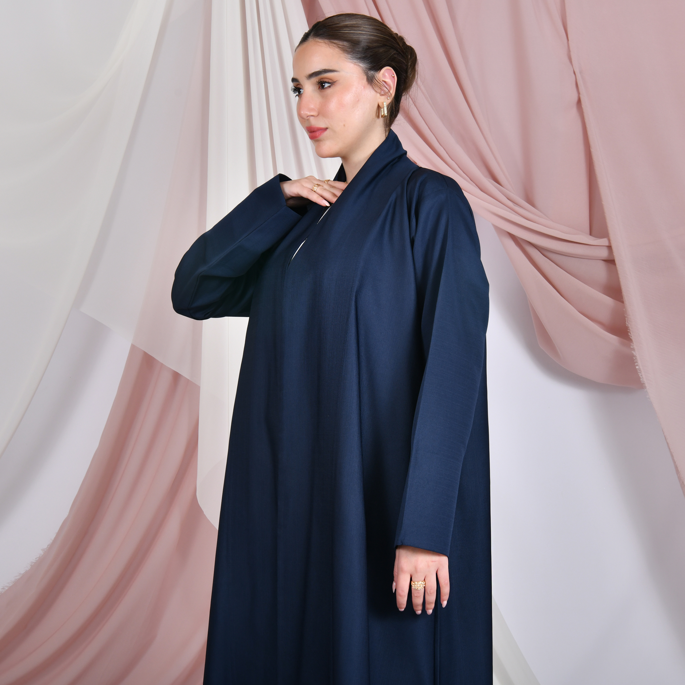  عباية ربع كلوش صيفية باللون الكحلي بكسرة من الخلف مزينة بزر 