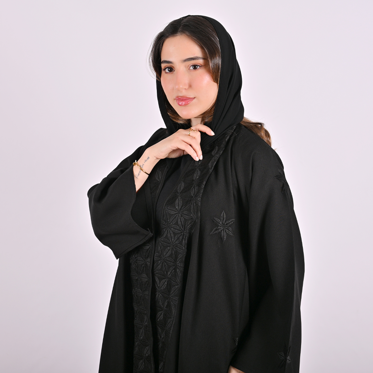  عباية سوداء كلوش بتصميم راقي مزينة بتطريز اسود 