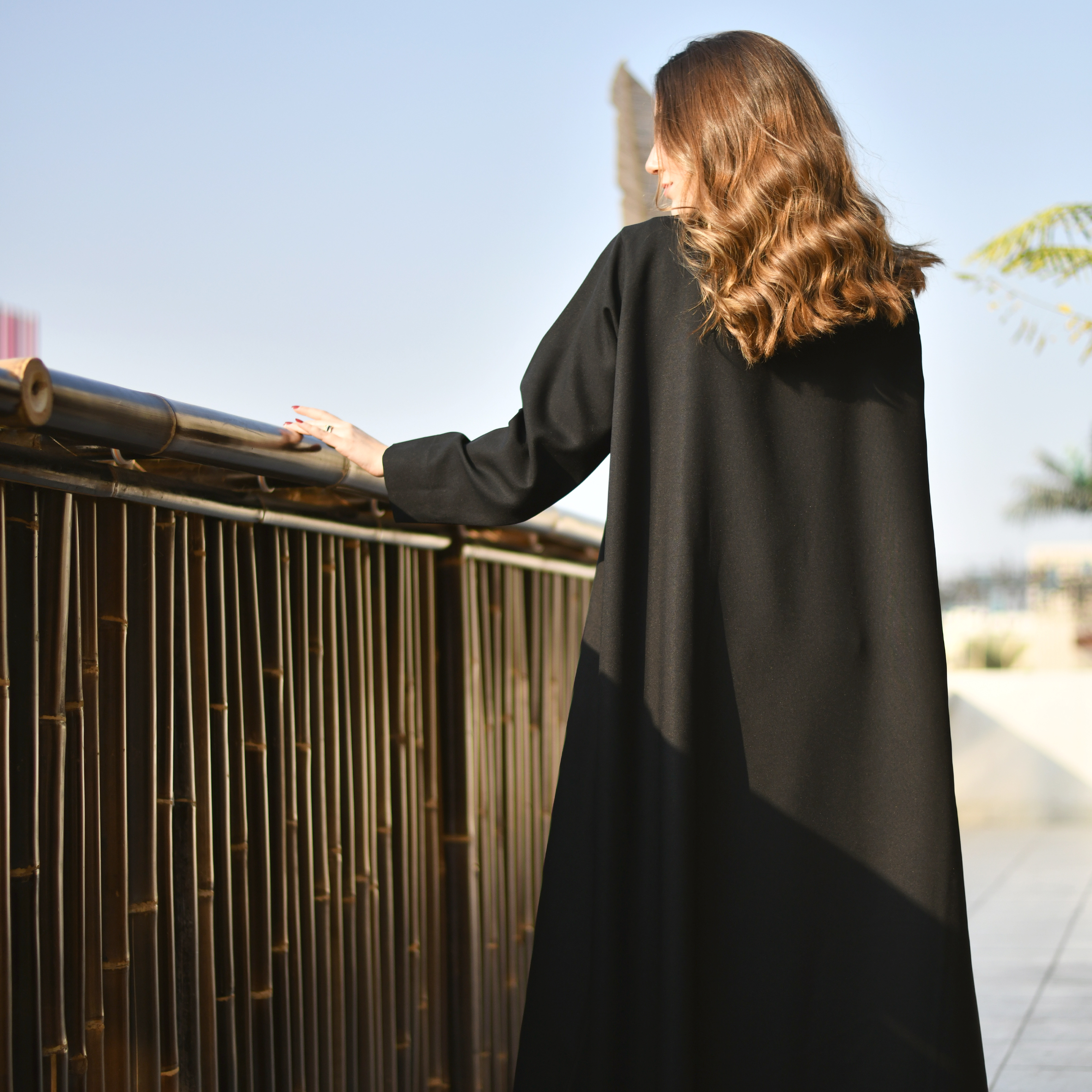  عباية لف رسمية سوداء بقصة بليزر مزينة بأزرار سوداء 