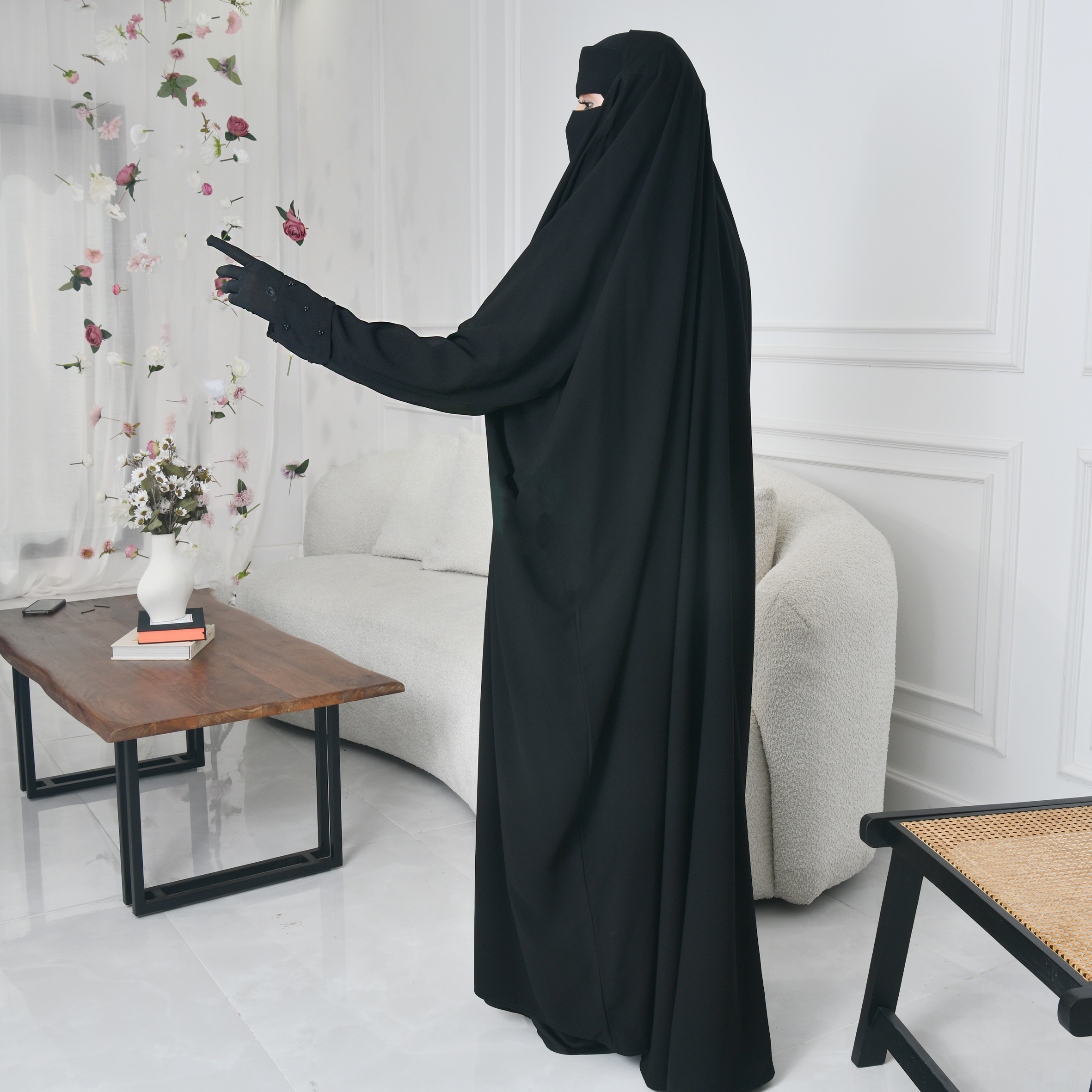  عباية راس مغلقة بطقطق من الاعلى بأكمام مزينة باللؤلؤ الاسود 