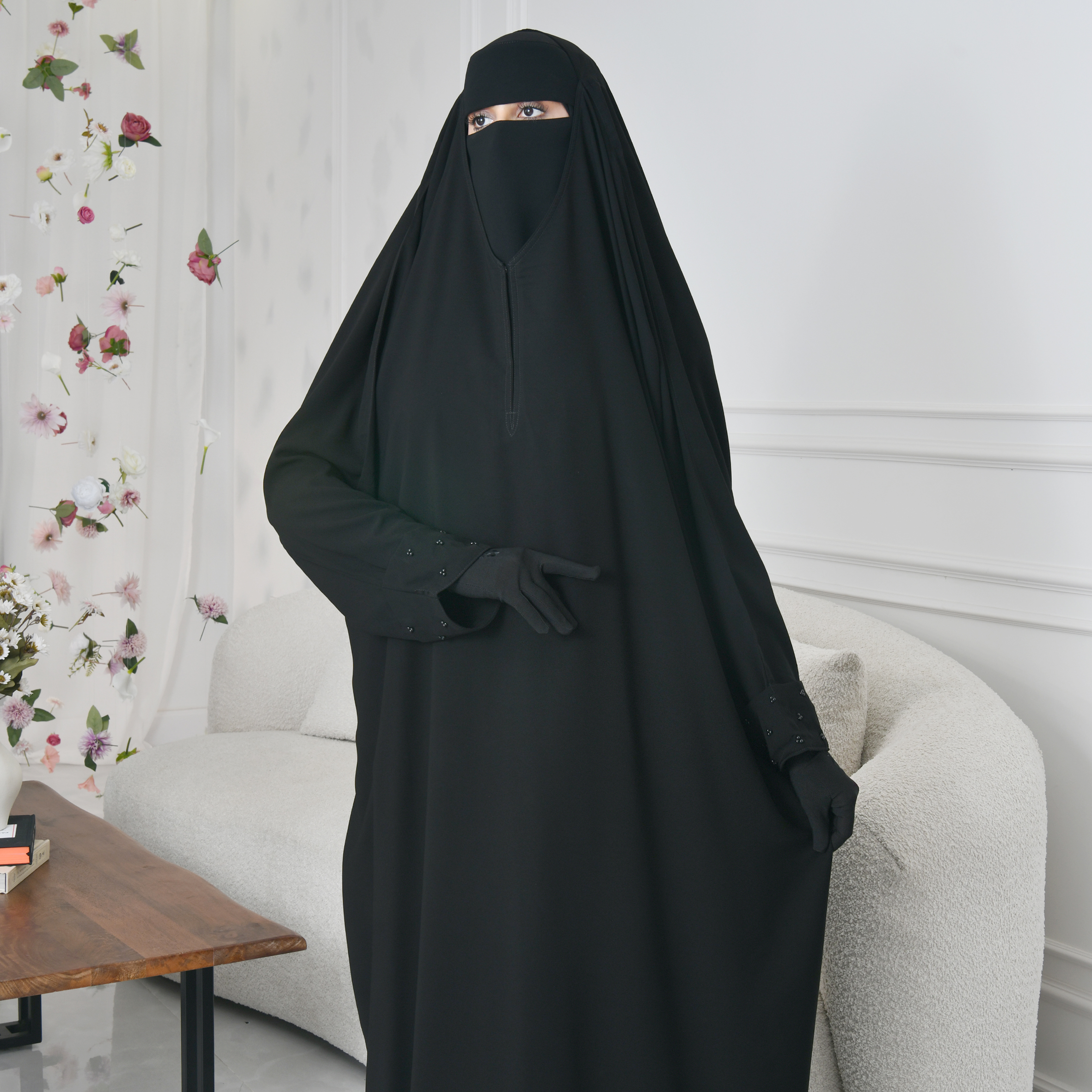  عباية راس مغلقة بطقطق من الاعلى بأكمام مزينة باللؤلؤ الاسود 
