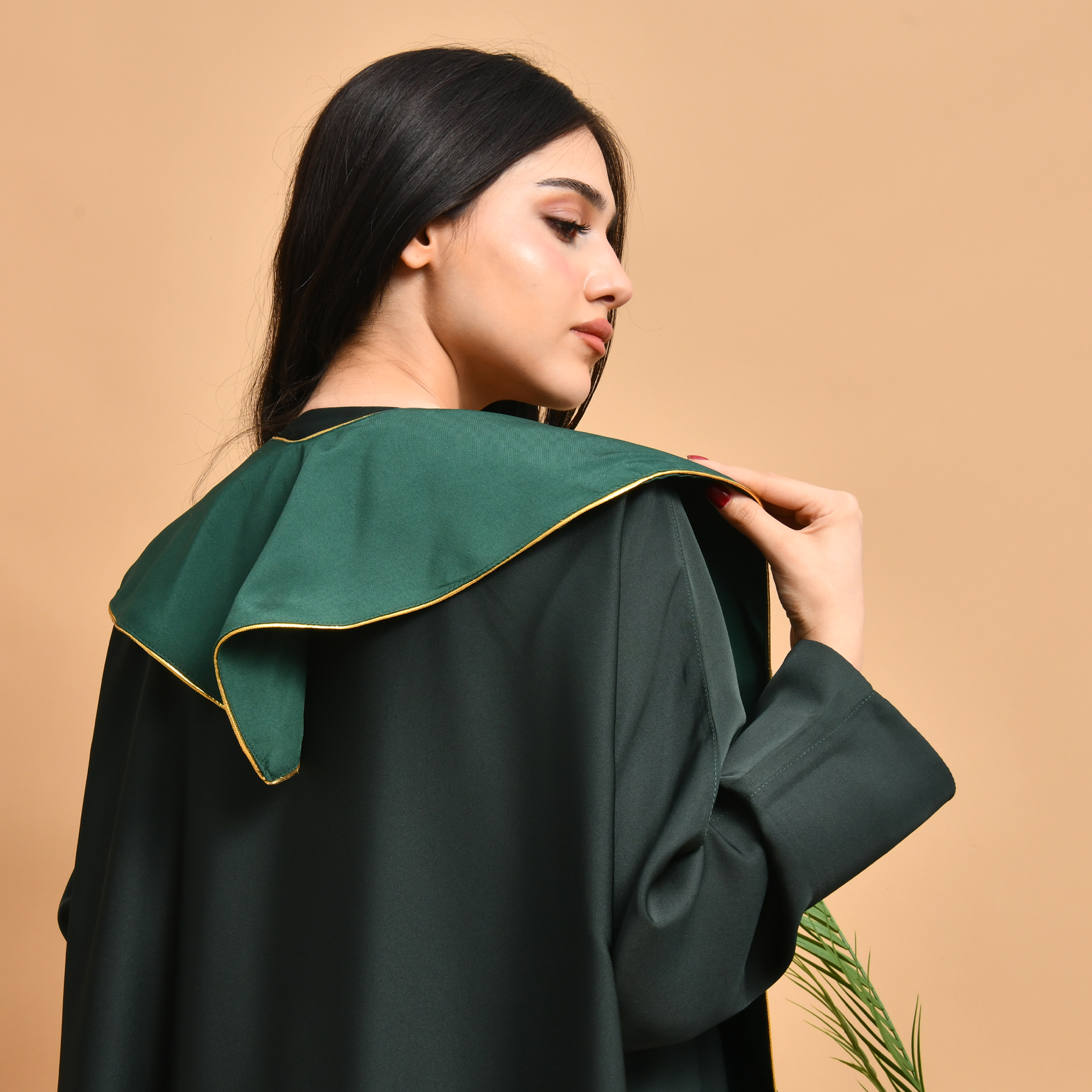  وشاح بتطريز شعار السعودية والخريطة باللون الذهبي الزاهي مع قيطان على الحواف  