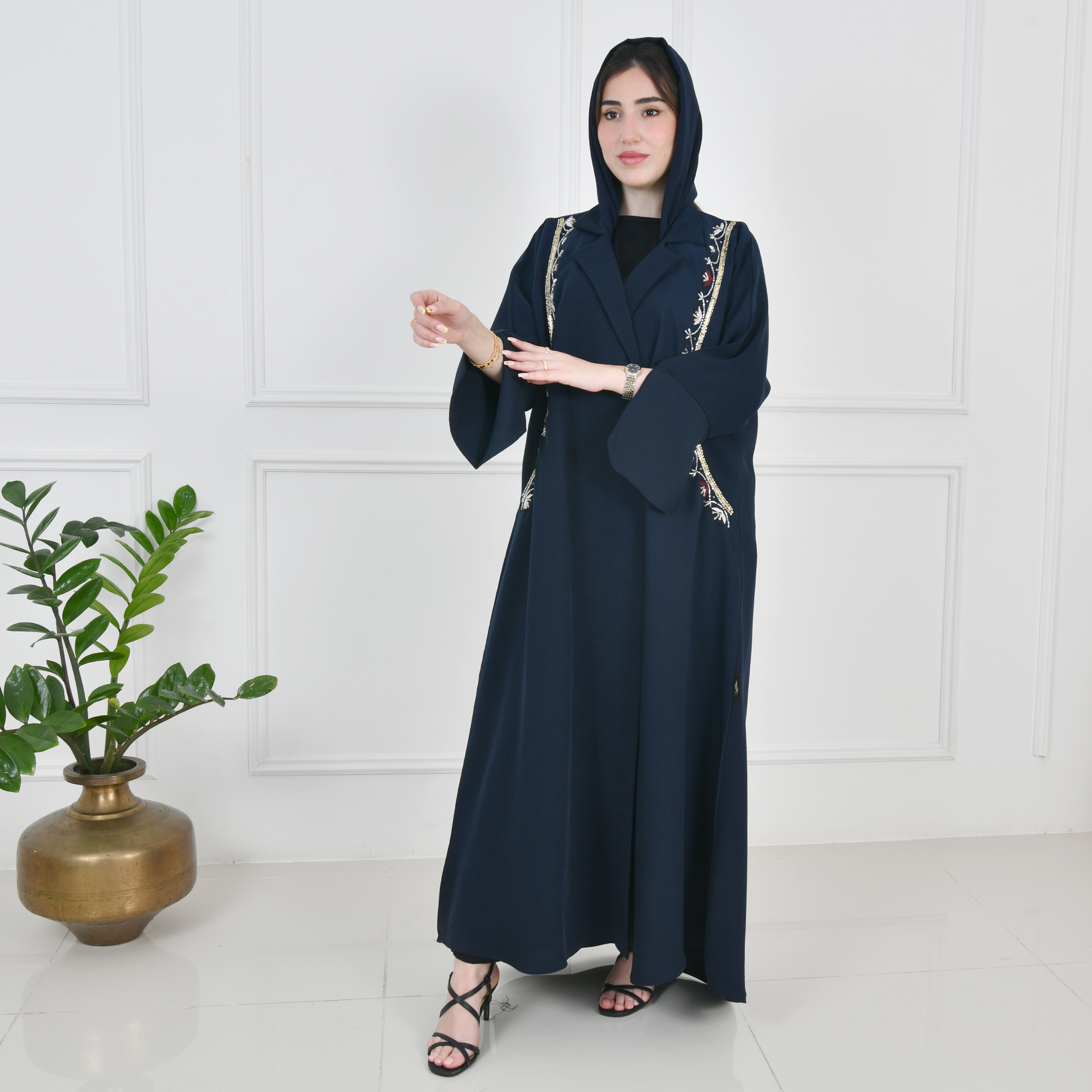  عباية لف كحلية بشك وتطريز زاهي على جانبي العباية بأكمام مفتوحة 