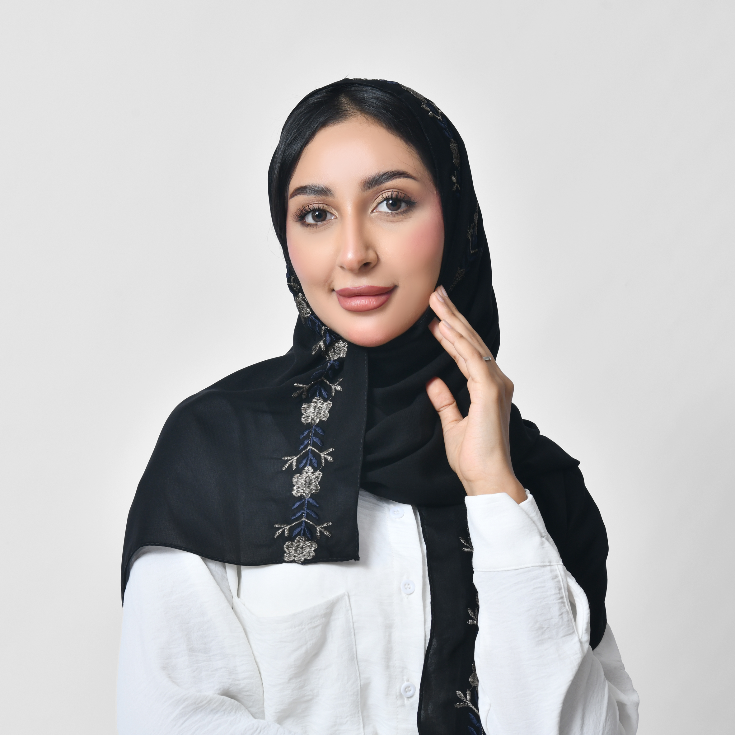  طرحة سوداء بتطريز أنيق بالذهبي الزاهي والكحلي 