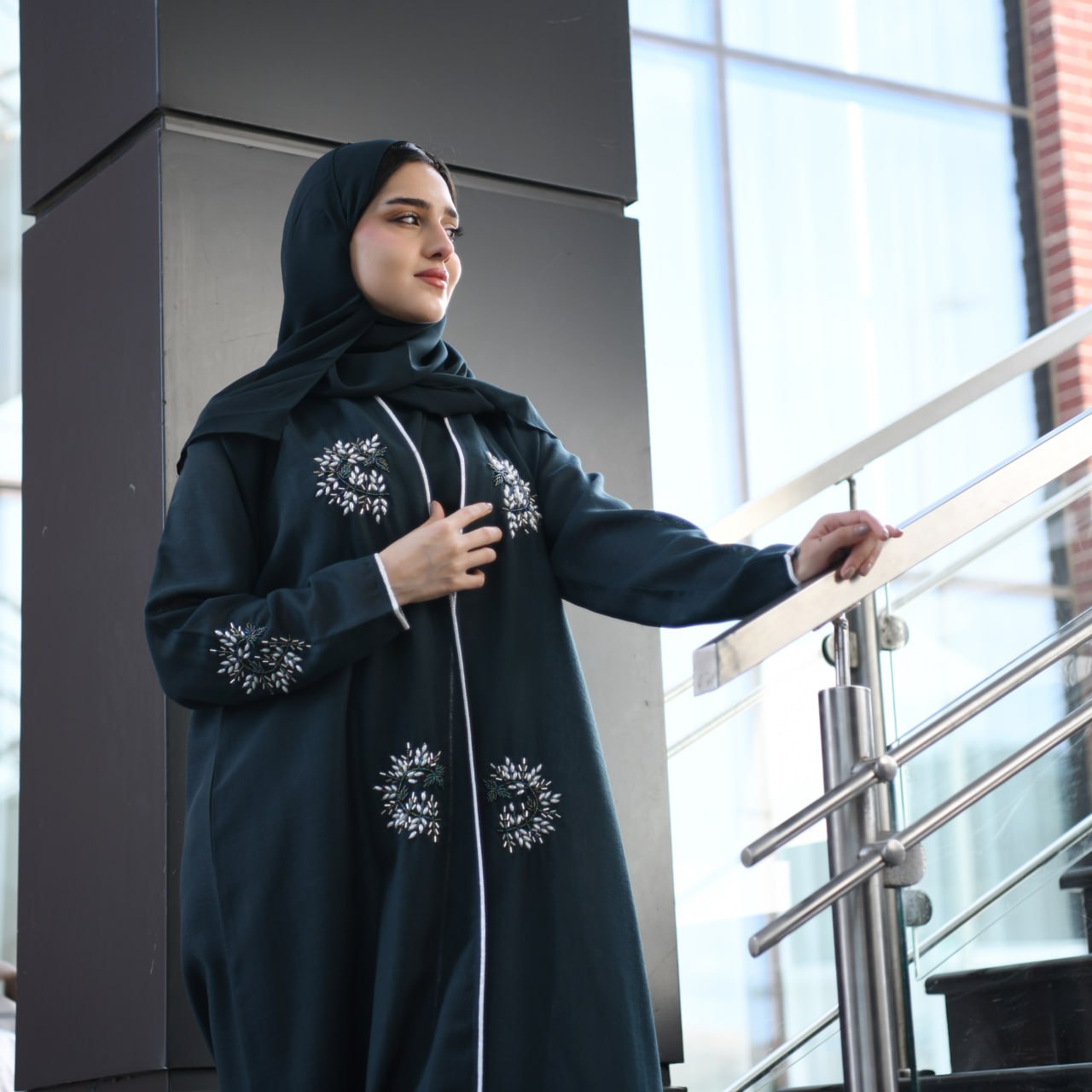  عباية لف باللون الأخضر الداكن مزينة بشك بارز وقيطان على اطراف العباية والاكمام 