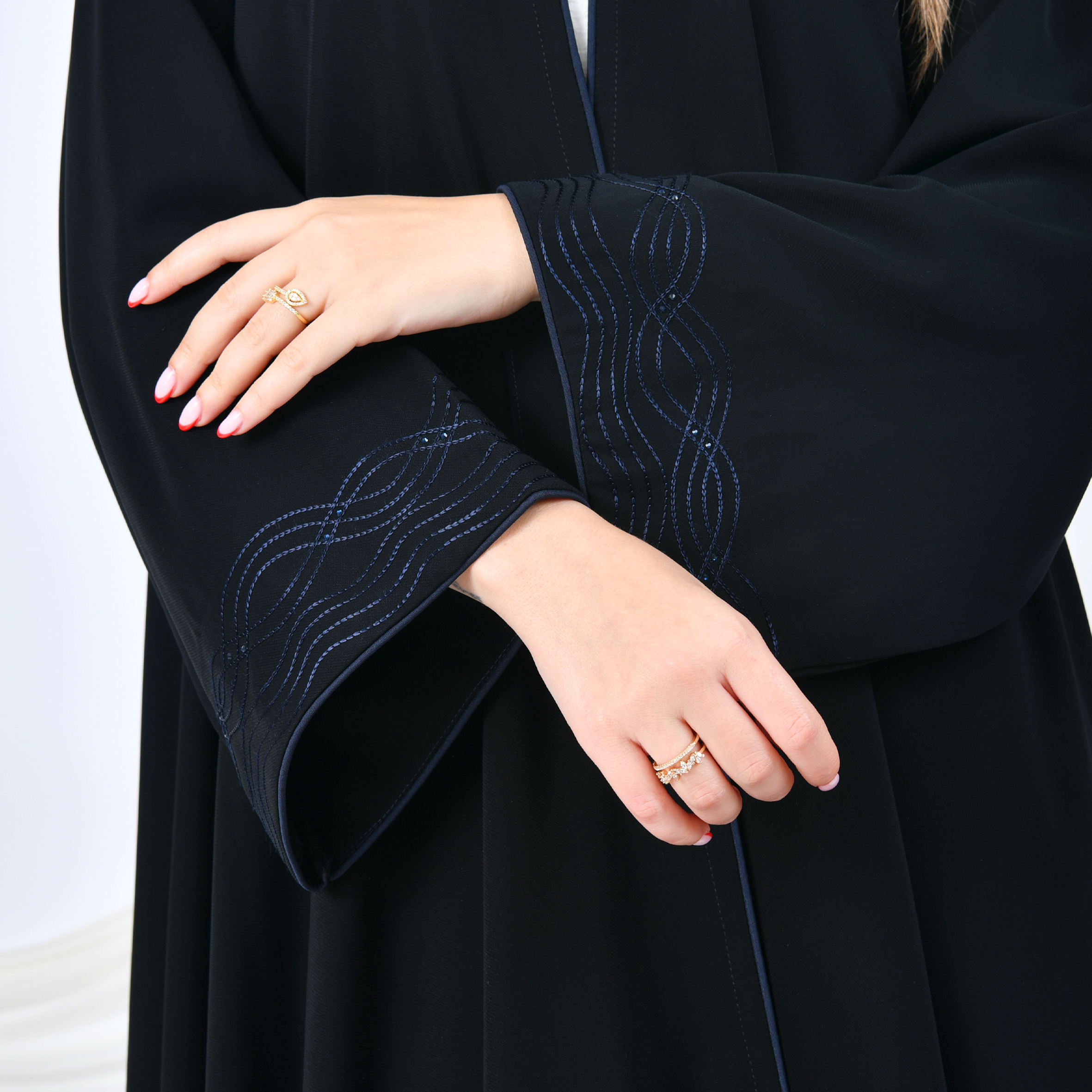  عباية كلوش فاخرة بتصميم بسيط وراقي وأكمام مطرزة بلون الكحلي مزينة بفصوص 