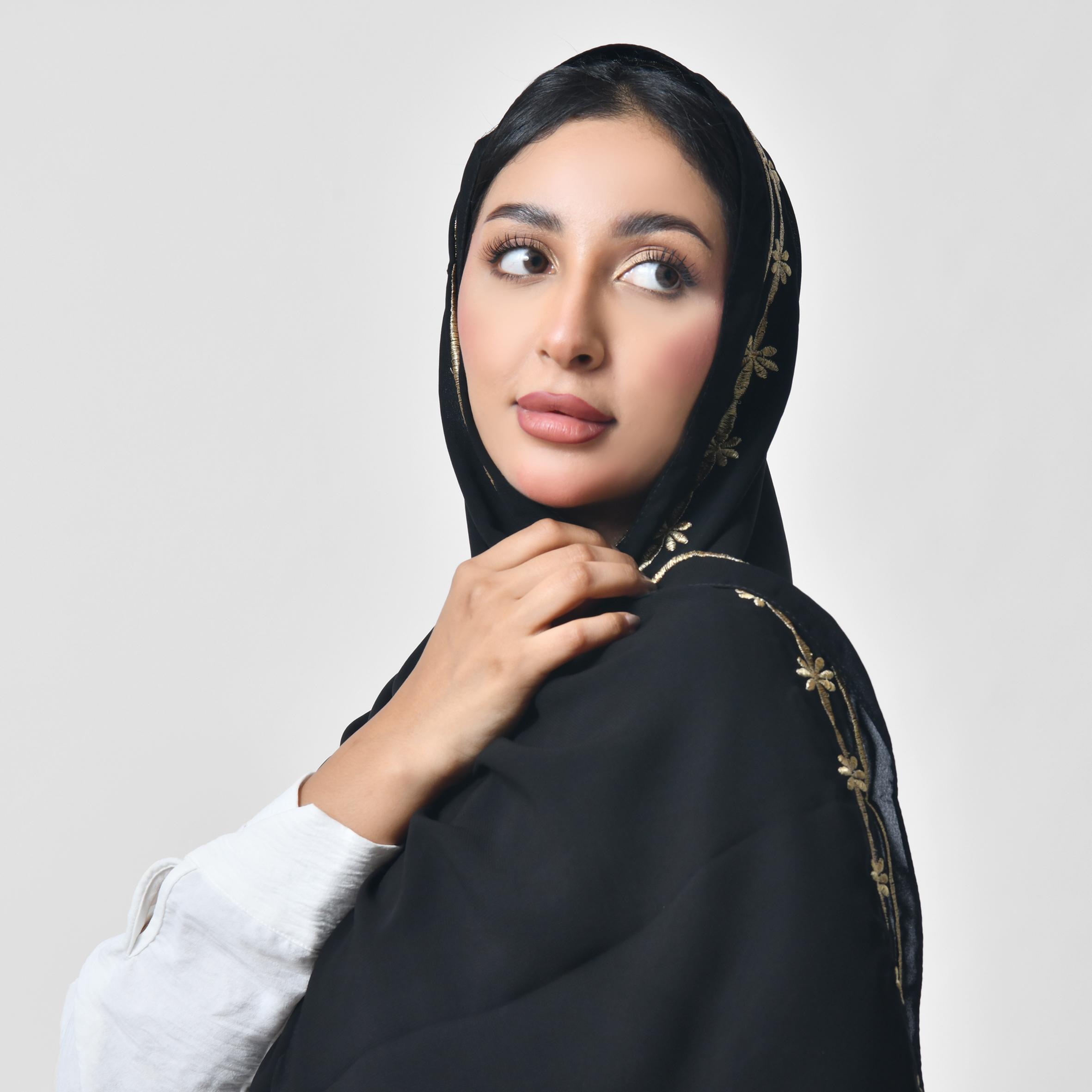 طرحة سوداء بتطريز ذهبي زاهي 