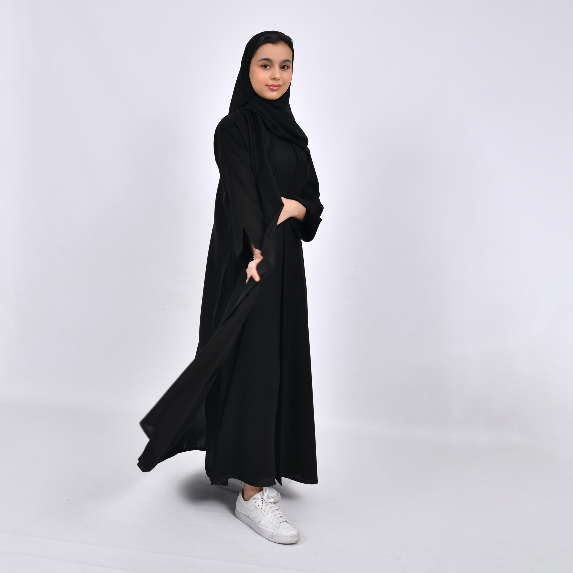  عباية بناتيه بقصة ربع كلوش من قماش الكريب وتداخل الجاكار على جانبي العباية بشكل سهمي والاكمام 