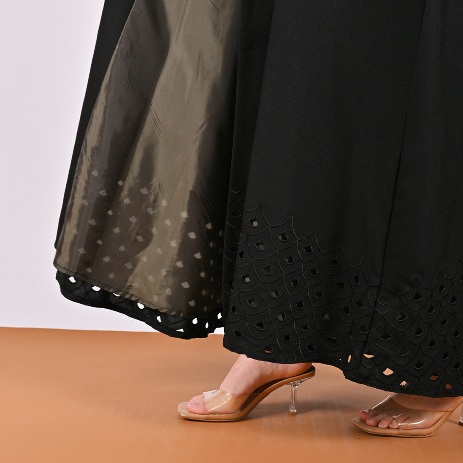  عباية بليزر بقصة مميزة مع بطانة بلون الزيتي الانيق 