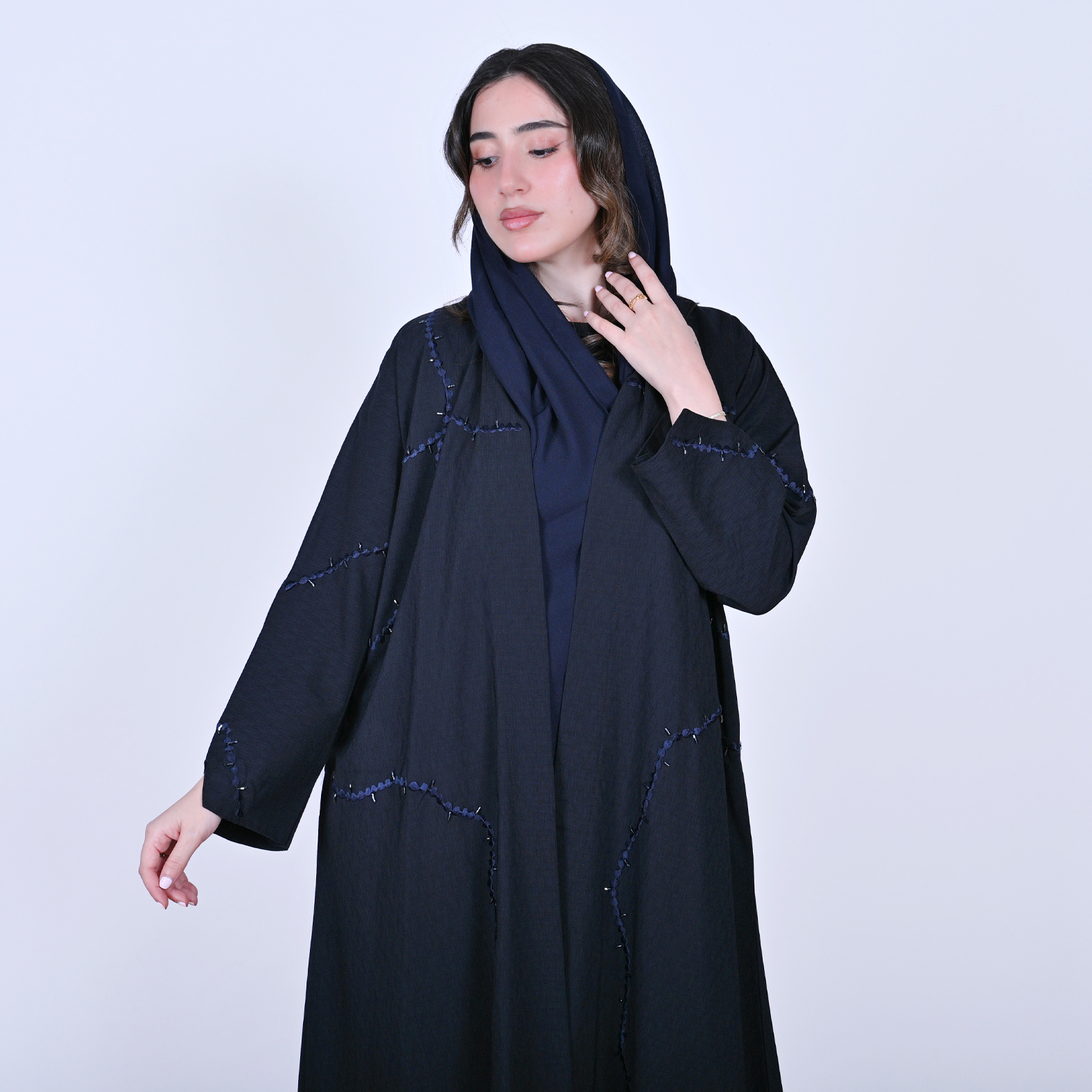  عباية لف بلون كحلي بتطريز وشك عشوائي على كامل العباية 