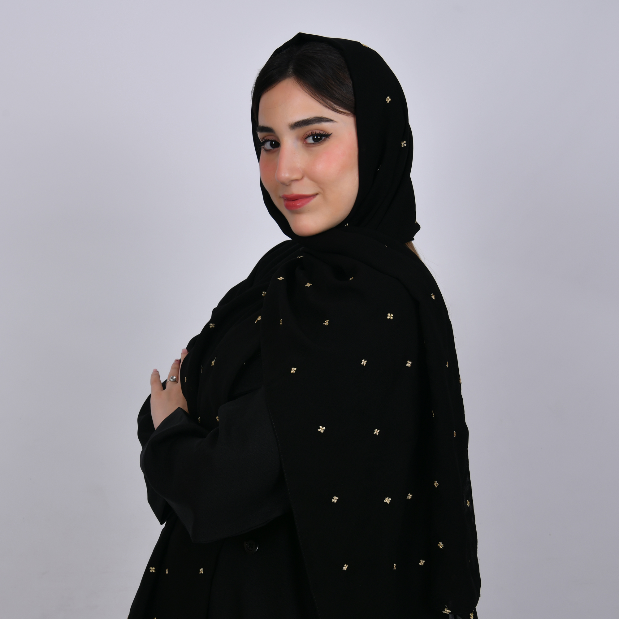  طرحه  حرير بلون اسود  و زهور ذهبيه  صغيره متفرقة   