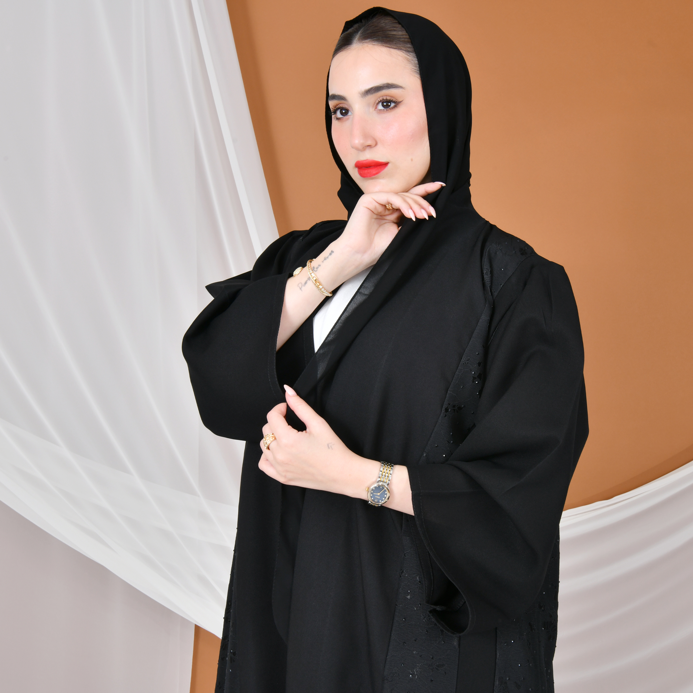  عباية لف بقصة انيقة ربع كلوش بدمج قماشين السادة والجاكار الصيفي مع اكمام بڤ واسعه 