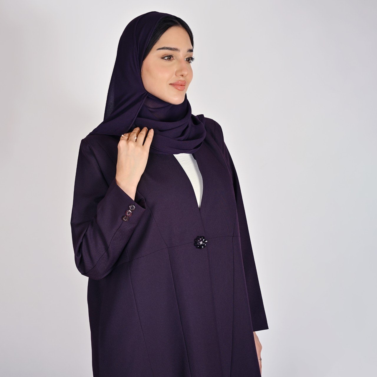  عباية رسمية باللون البنفسجي مزينة بزر اغلاق كرستالي 