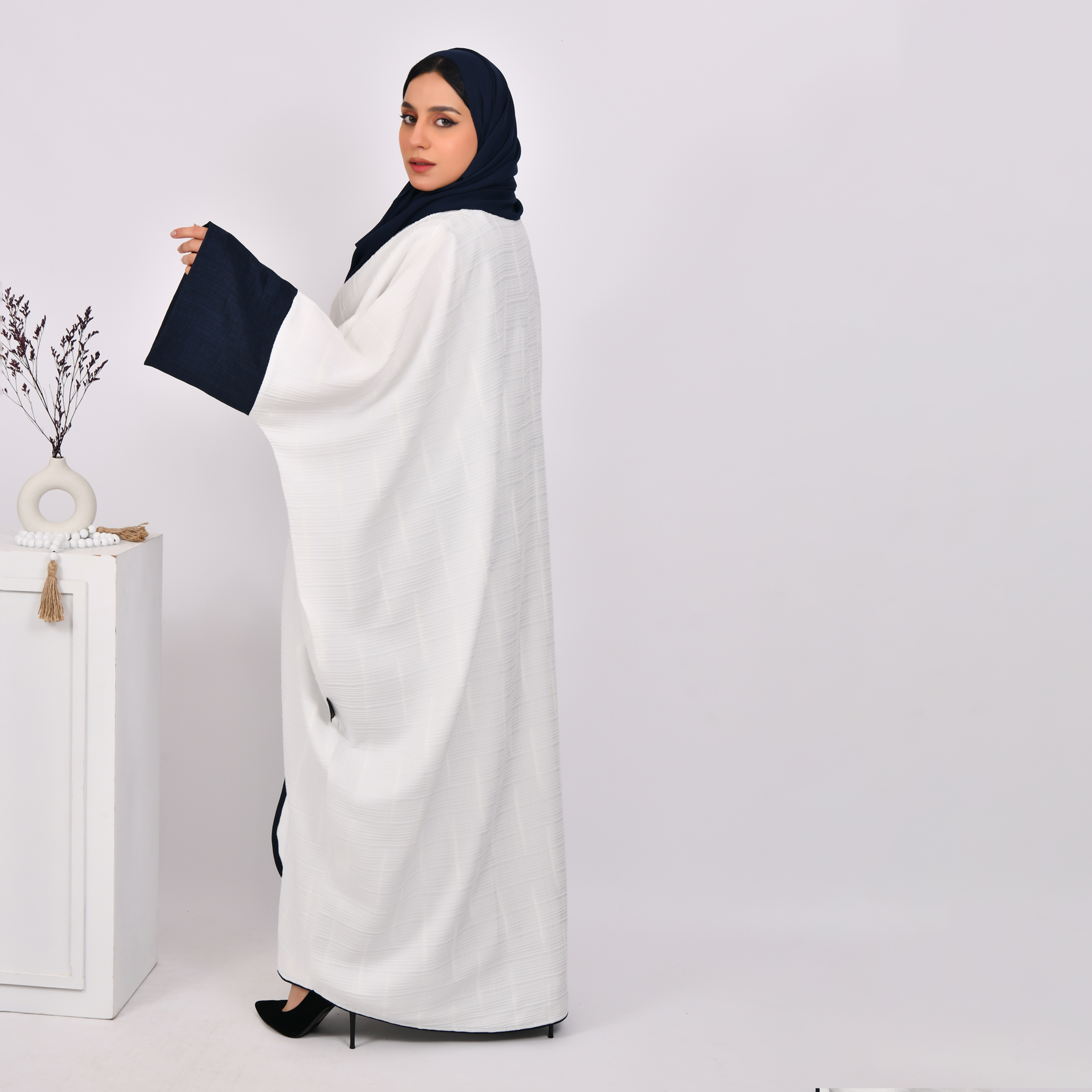   عباية  بشت باللون الابيض بكم واسع كحلي مع فستان كحلي 