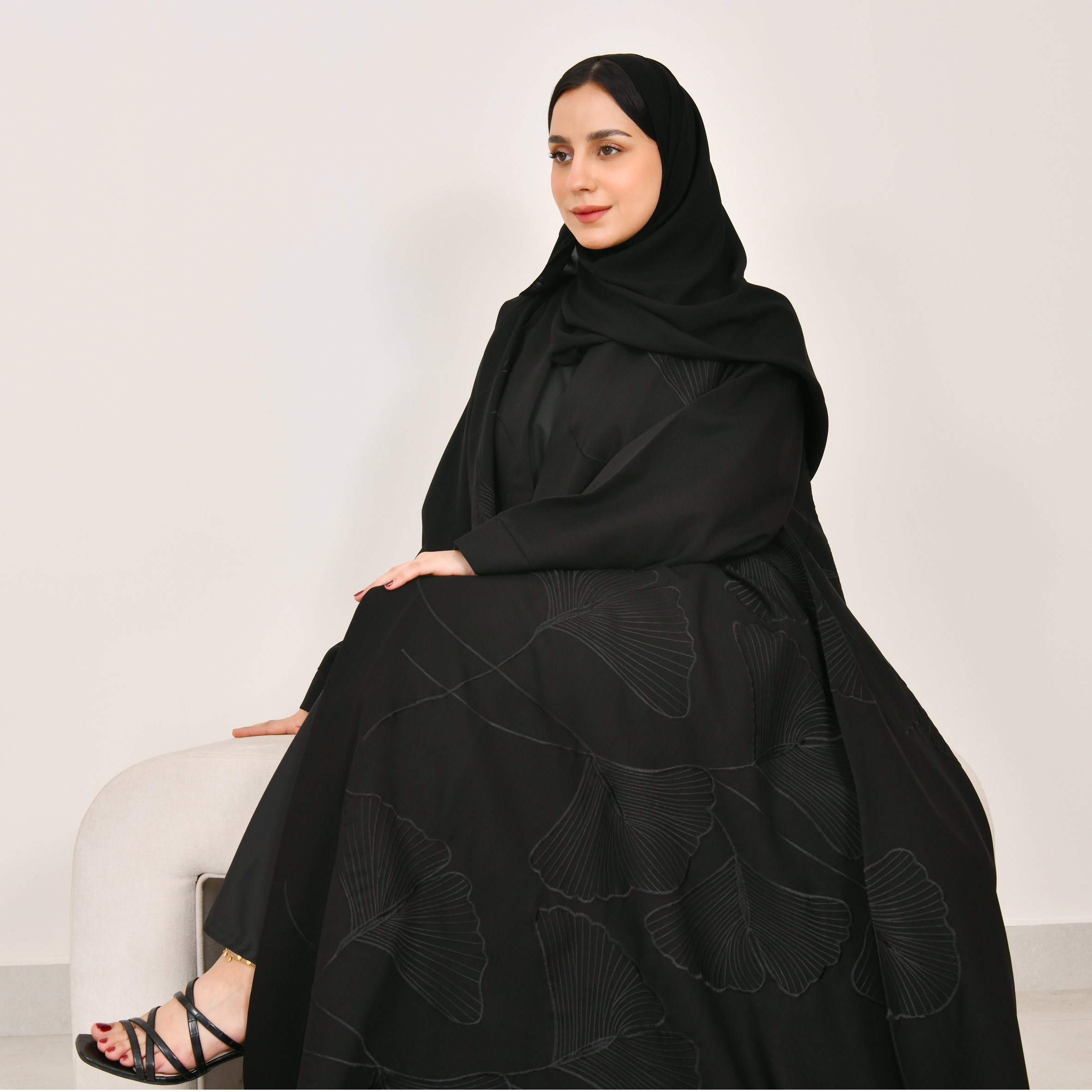  عباية لف كلوش بتطريز اسود انيق على كامل العباية 