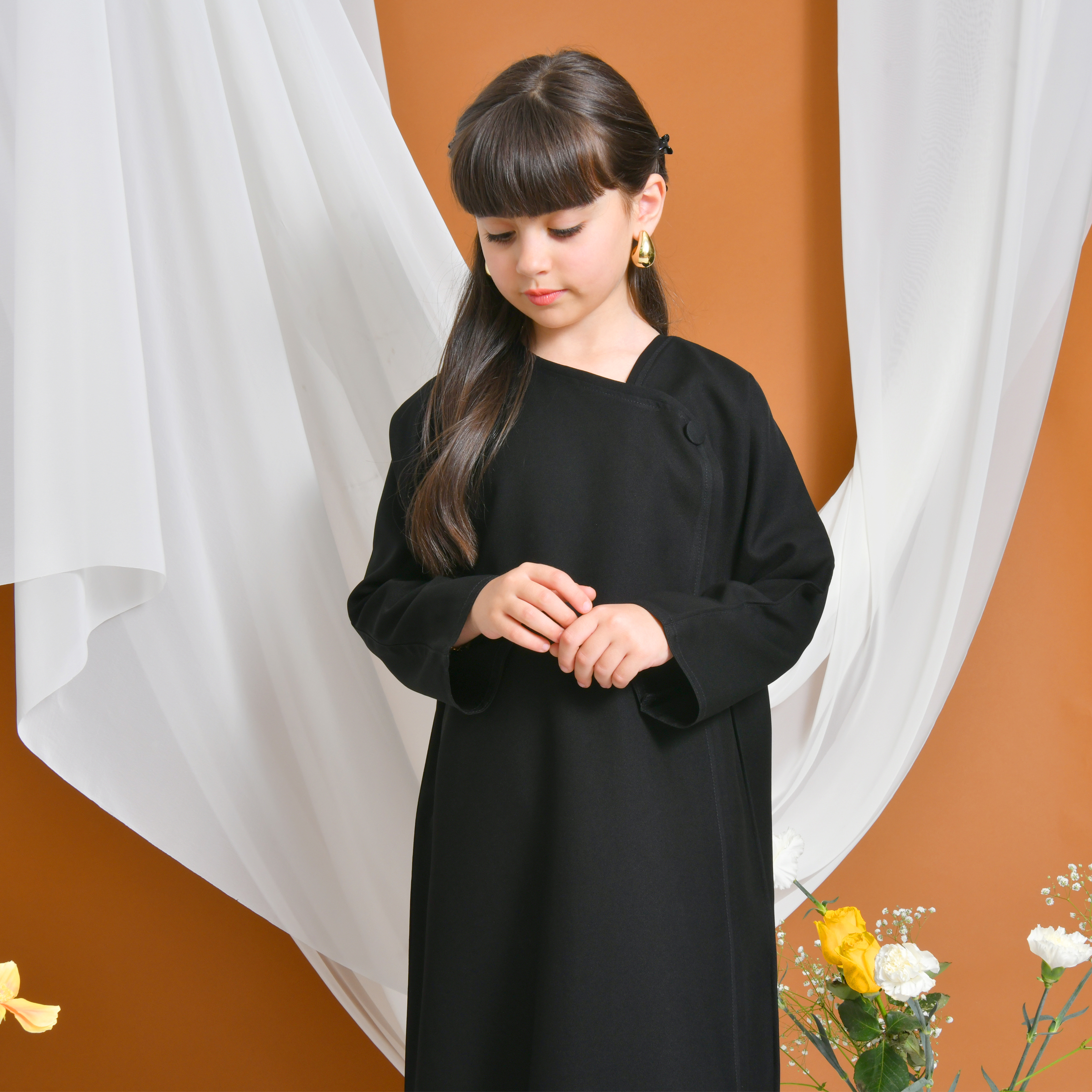  عباية فيولا | سوداء عملية انيقة بزر اغلاق جانبي  