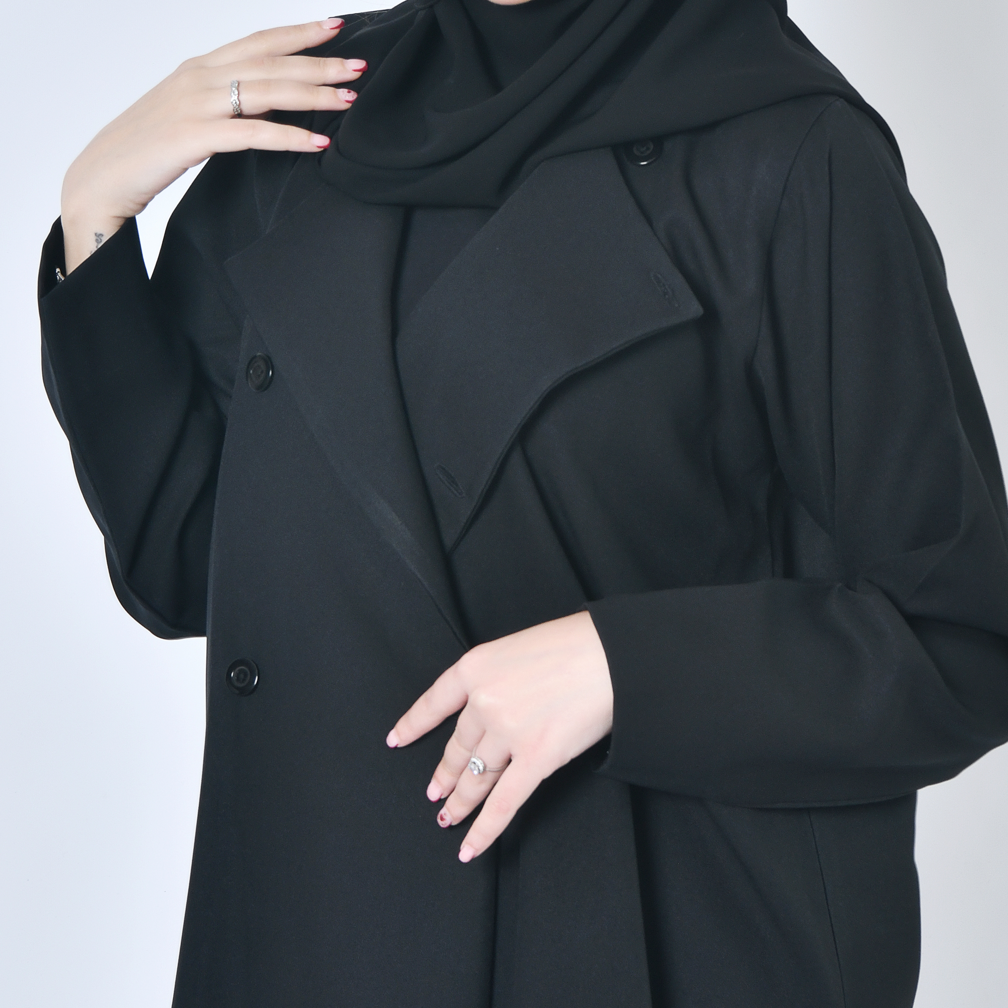  عبايه سوداء رسميه متعدده في طرق الاغلاق بطريقة ابداعيه 