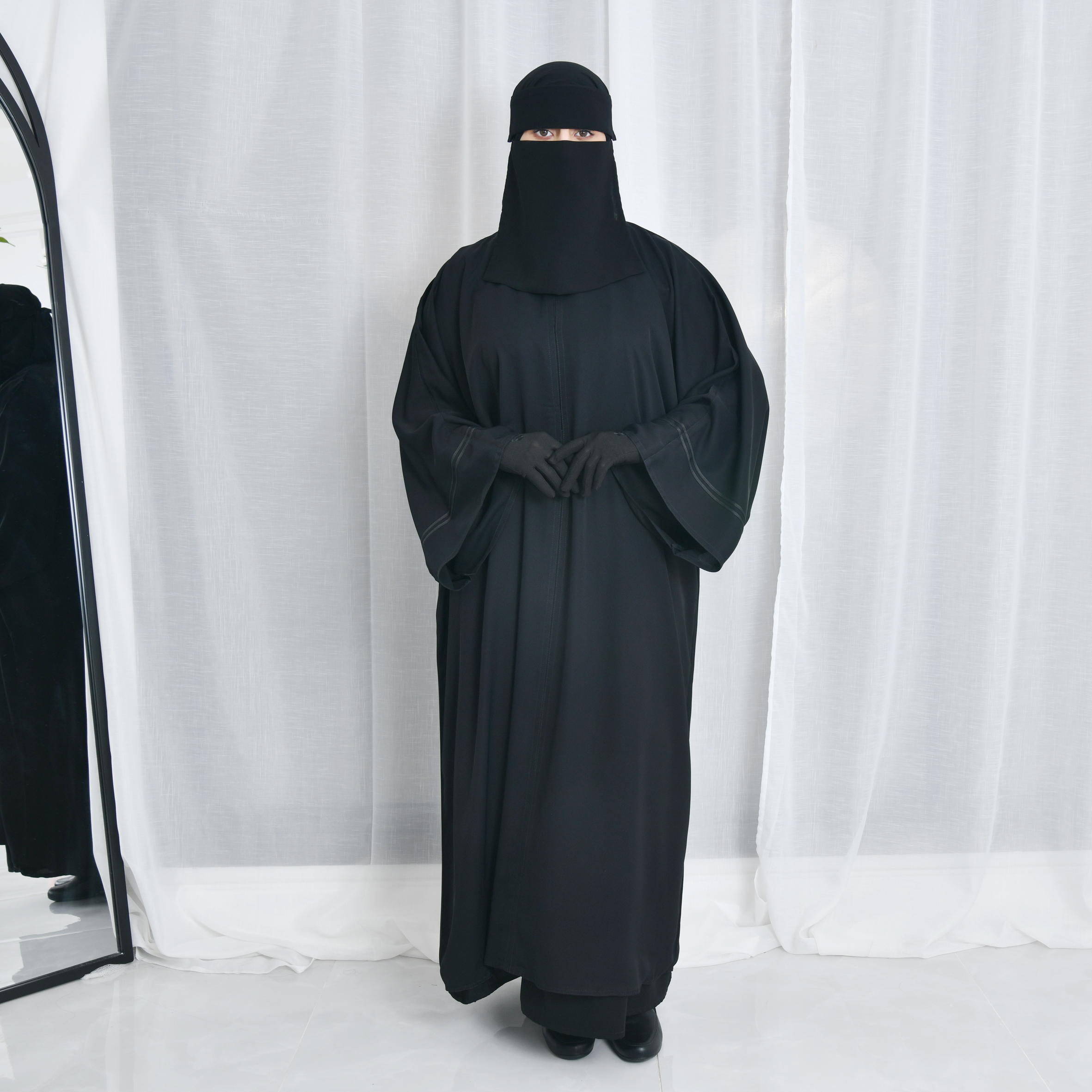  عباية كتف سوداء مغلقة بطقطق وكم واسع مزين بقيطان 