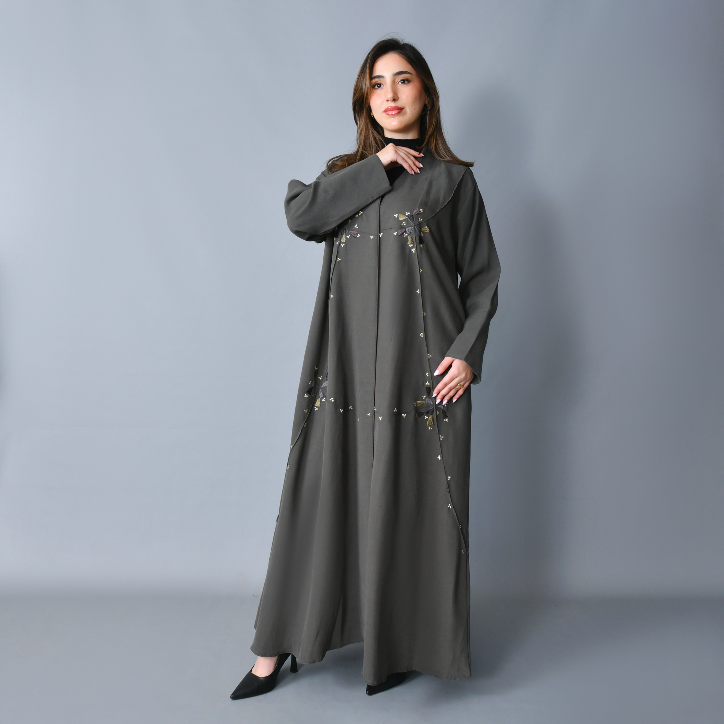  عباية بتصميم ناعم وانسيابي مزينة بتطريز - رمادي  