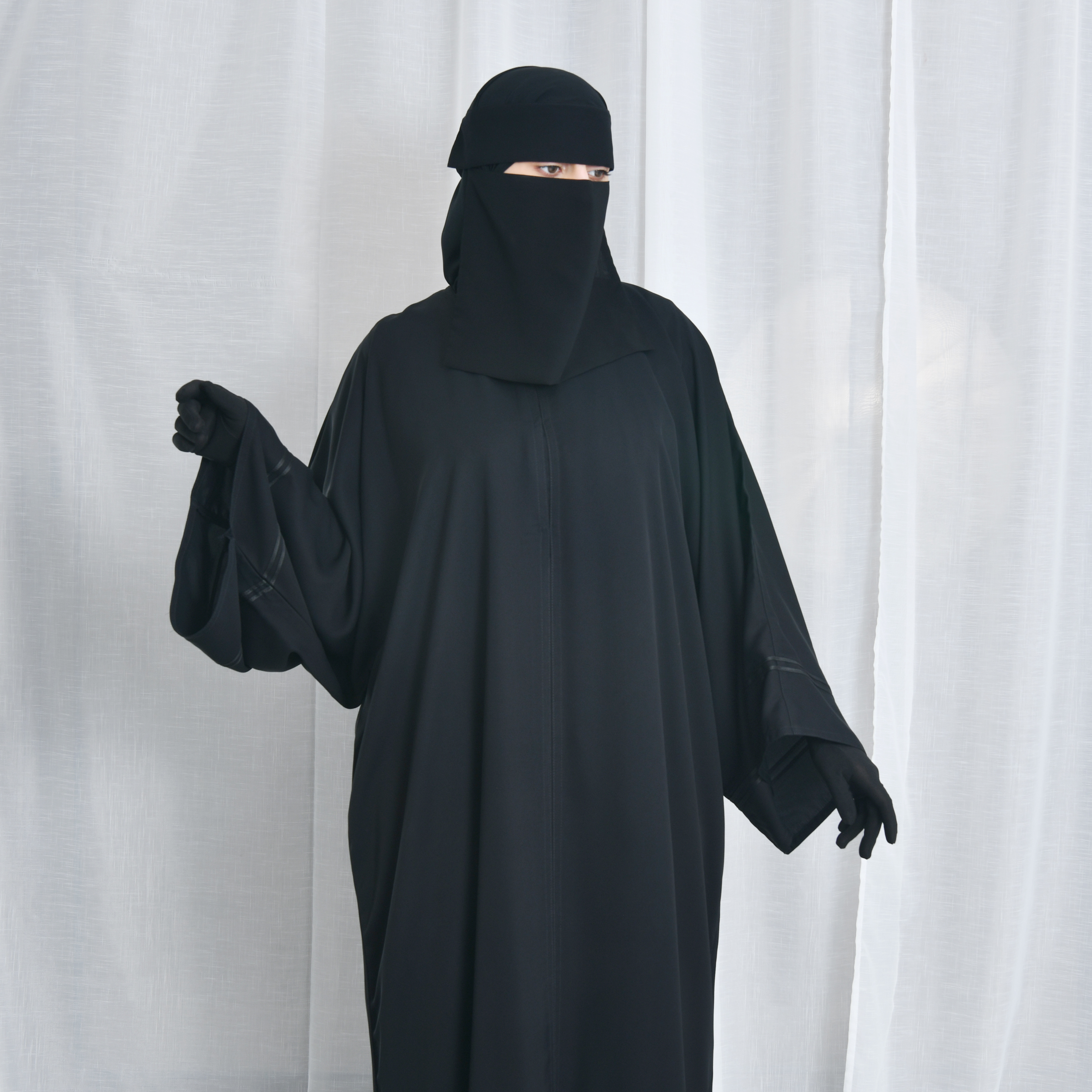  عباية كتف سوداء مغلقة بطقطق وكم واسع مزين بقيطان 