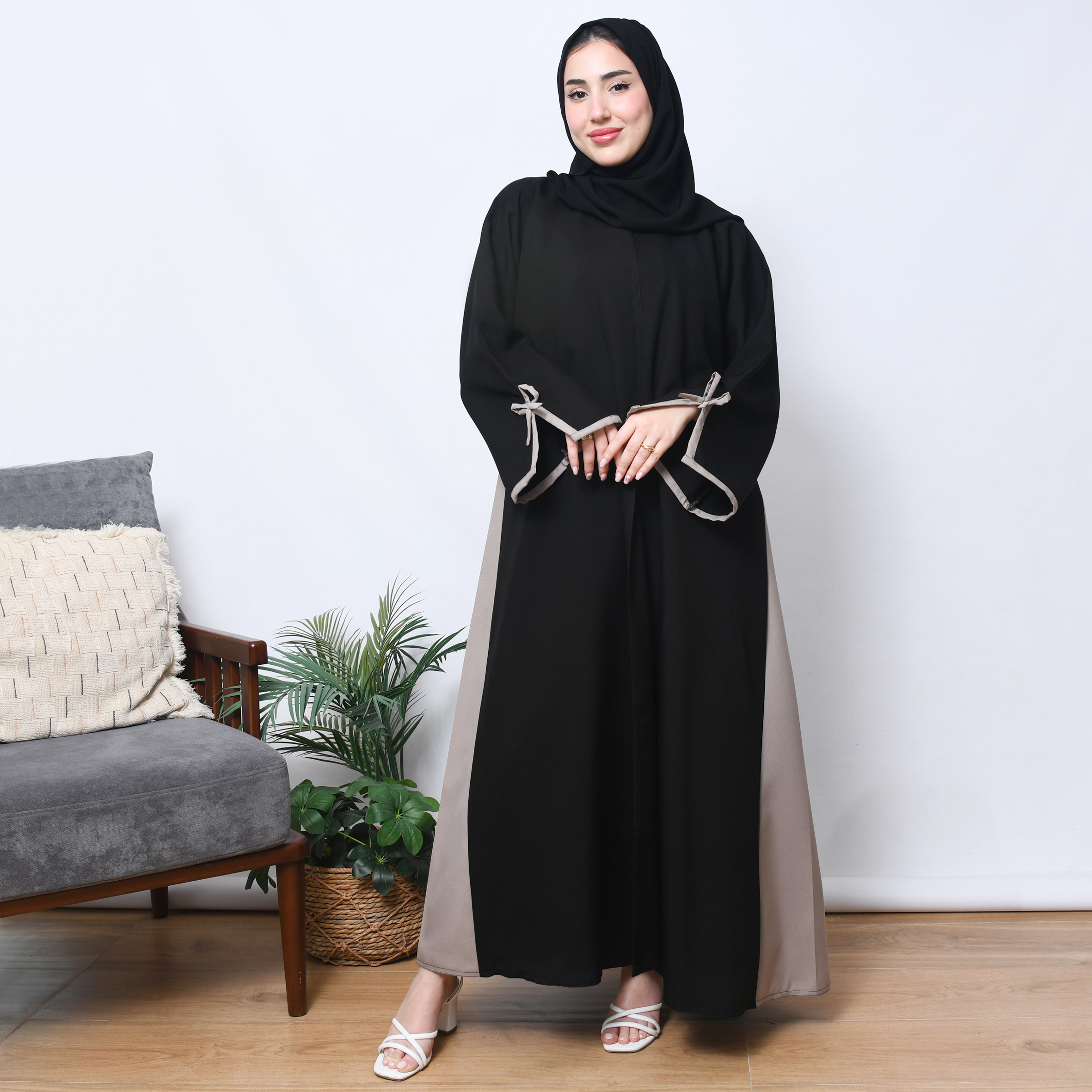  عباية لف كلوش بسيط وراقي بتداخل اللون البيج على الاكمام وبشكل سهمي اسفل العباية مع إضافة ربطة الفيونكة  