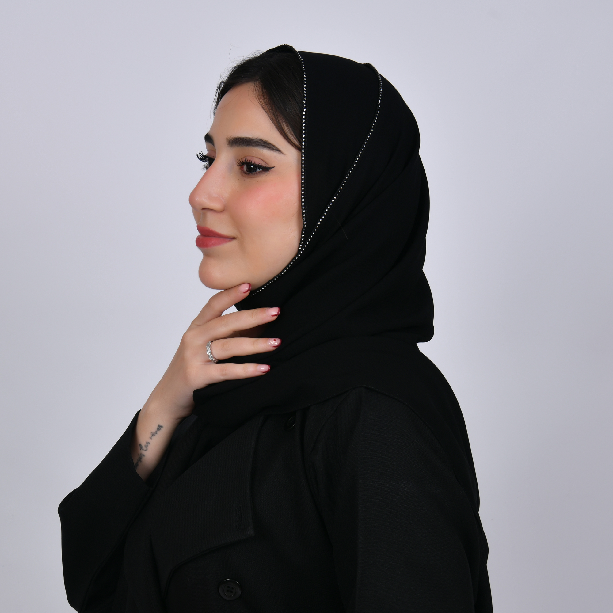  طرحه حرير سوداء مزينه بخط كرستال  ناعم على حواف الطرحه 