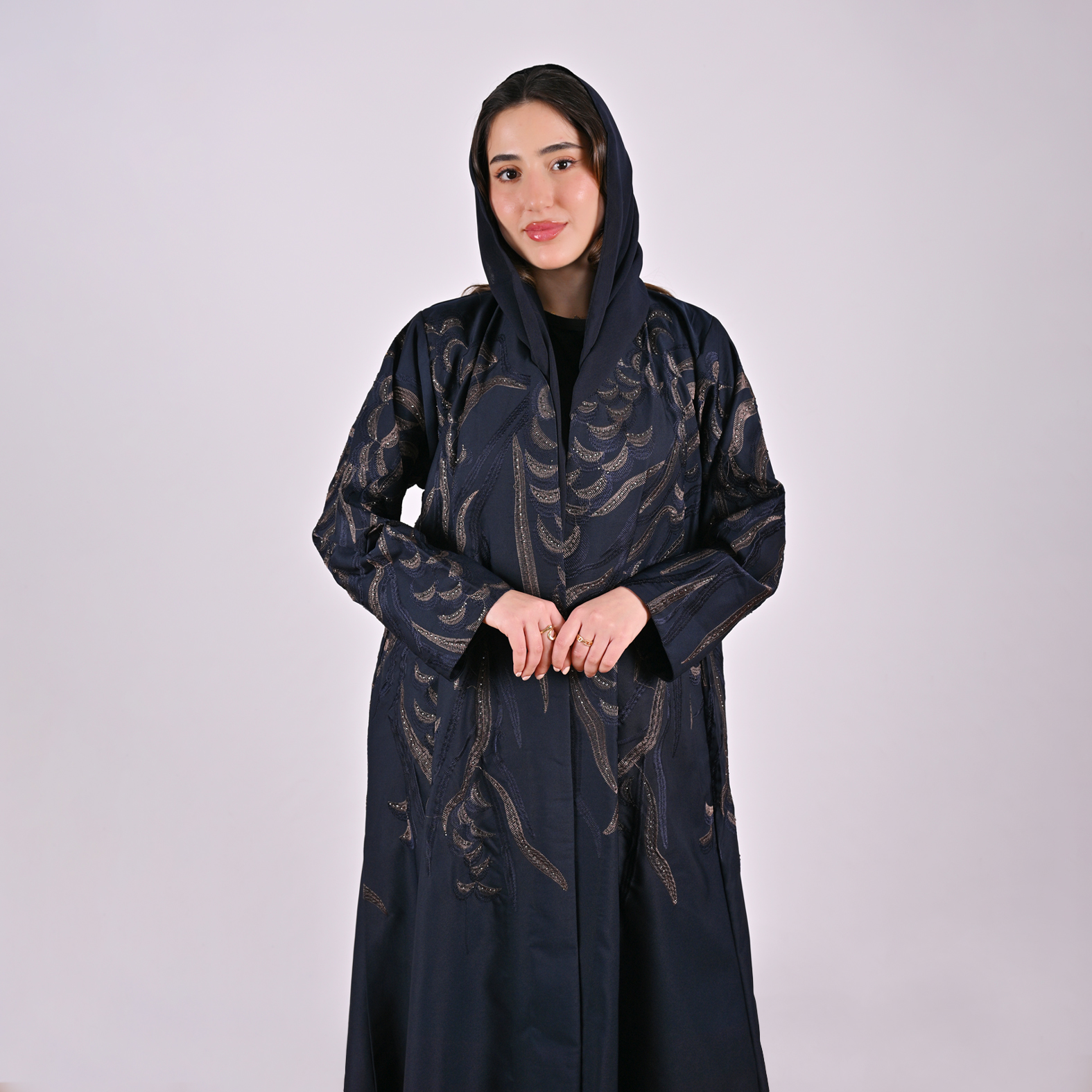  عباية لف بلون الكحلي بتفاصيل تطريز وفصوص موزعة بشكل أنيق على كامل العباية 