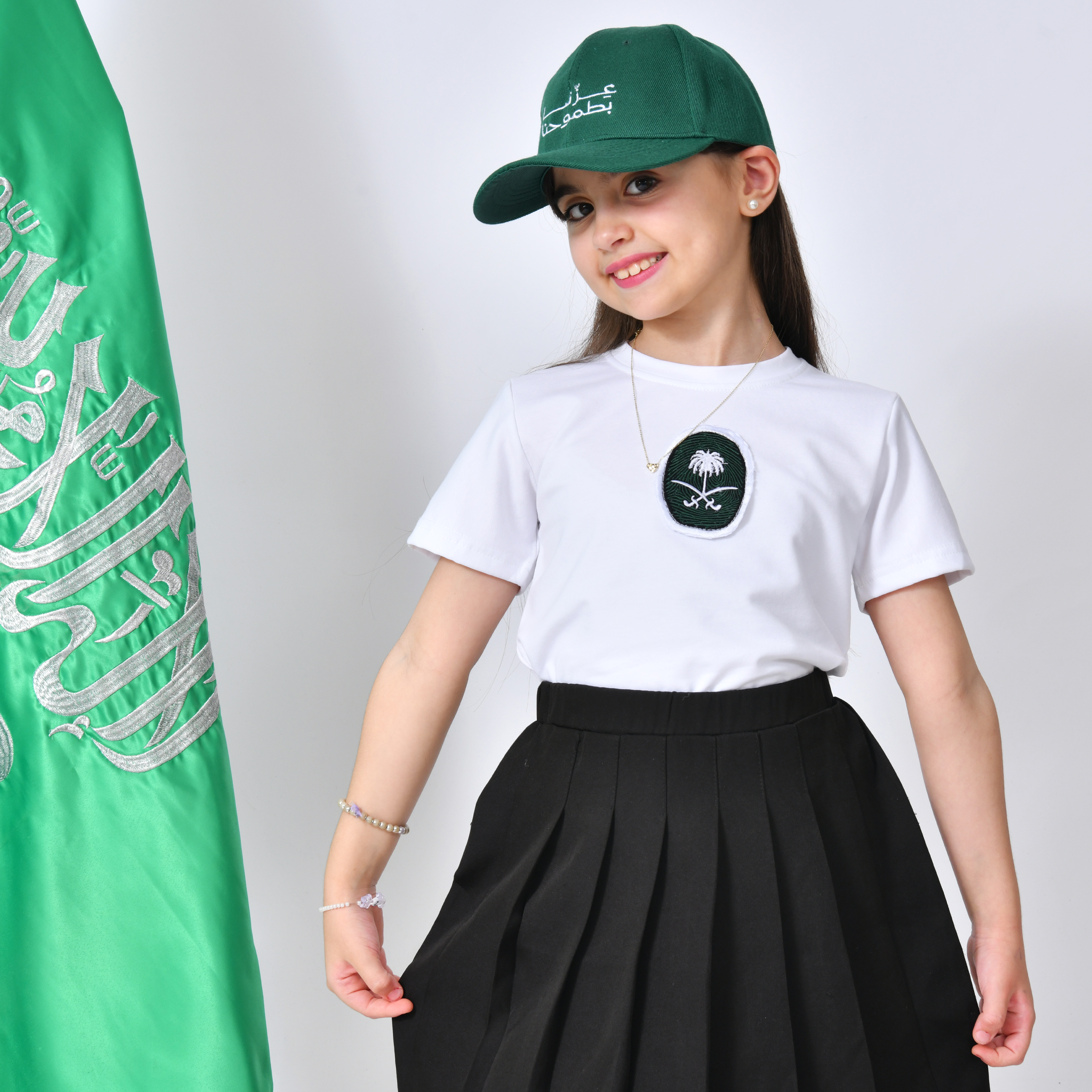  تيشيرت ابيض بتطريز شعار بصمة السيفين والنخلة (للأولاد والبنات) 