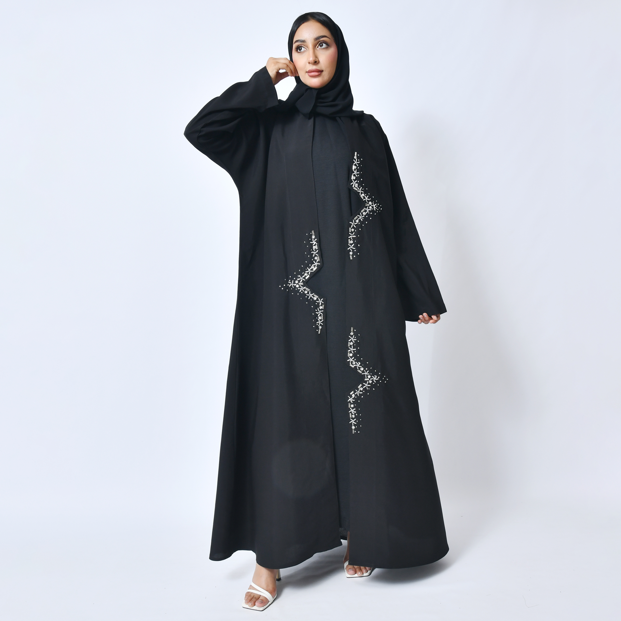 عباية لف سوداء بحواف غير مستوية مزينة بكريستال ابيض نجمي 