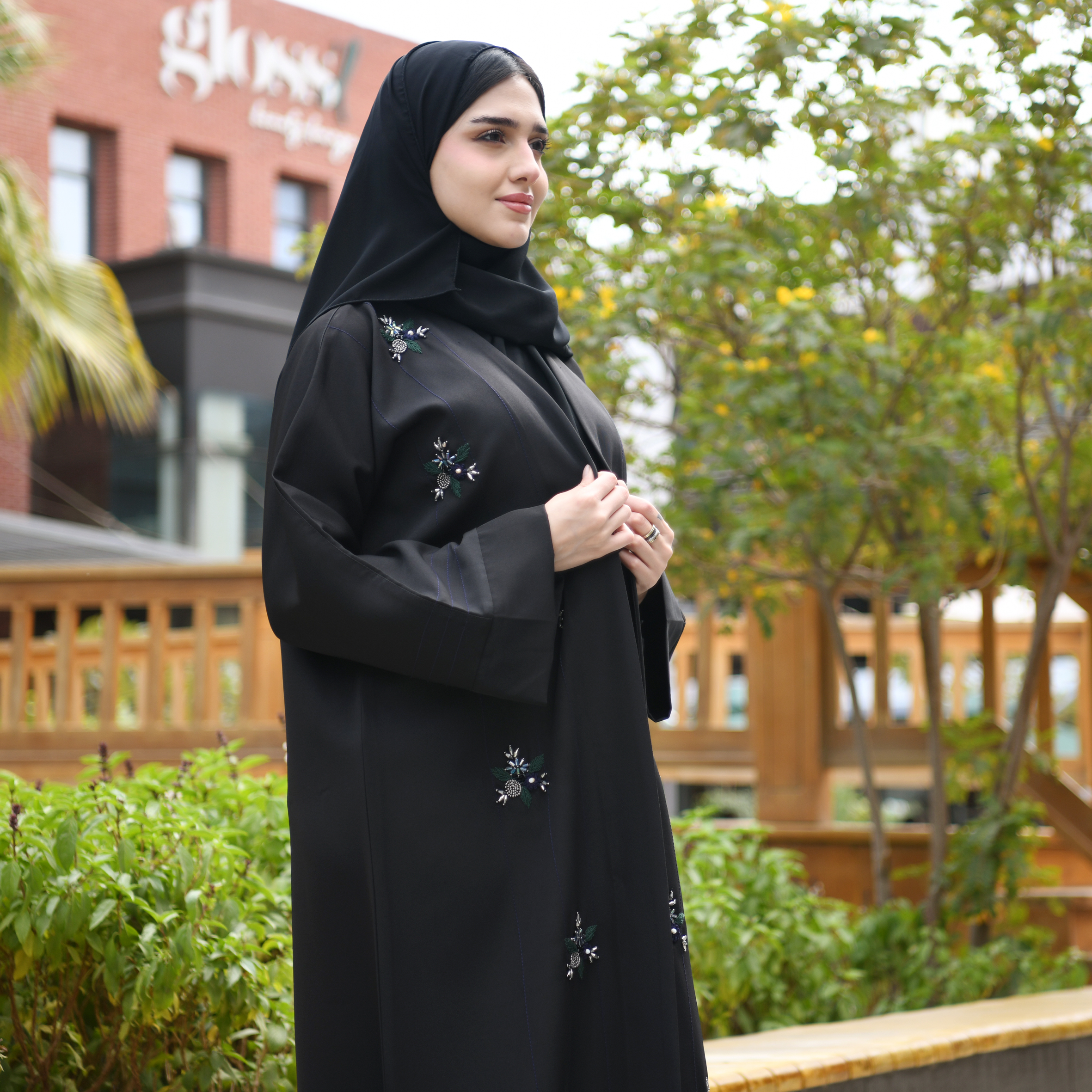  عباية لف مزينة بشك و تطريز باللون الأخضر و الأزرق و الكريستال الملون  
