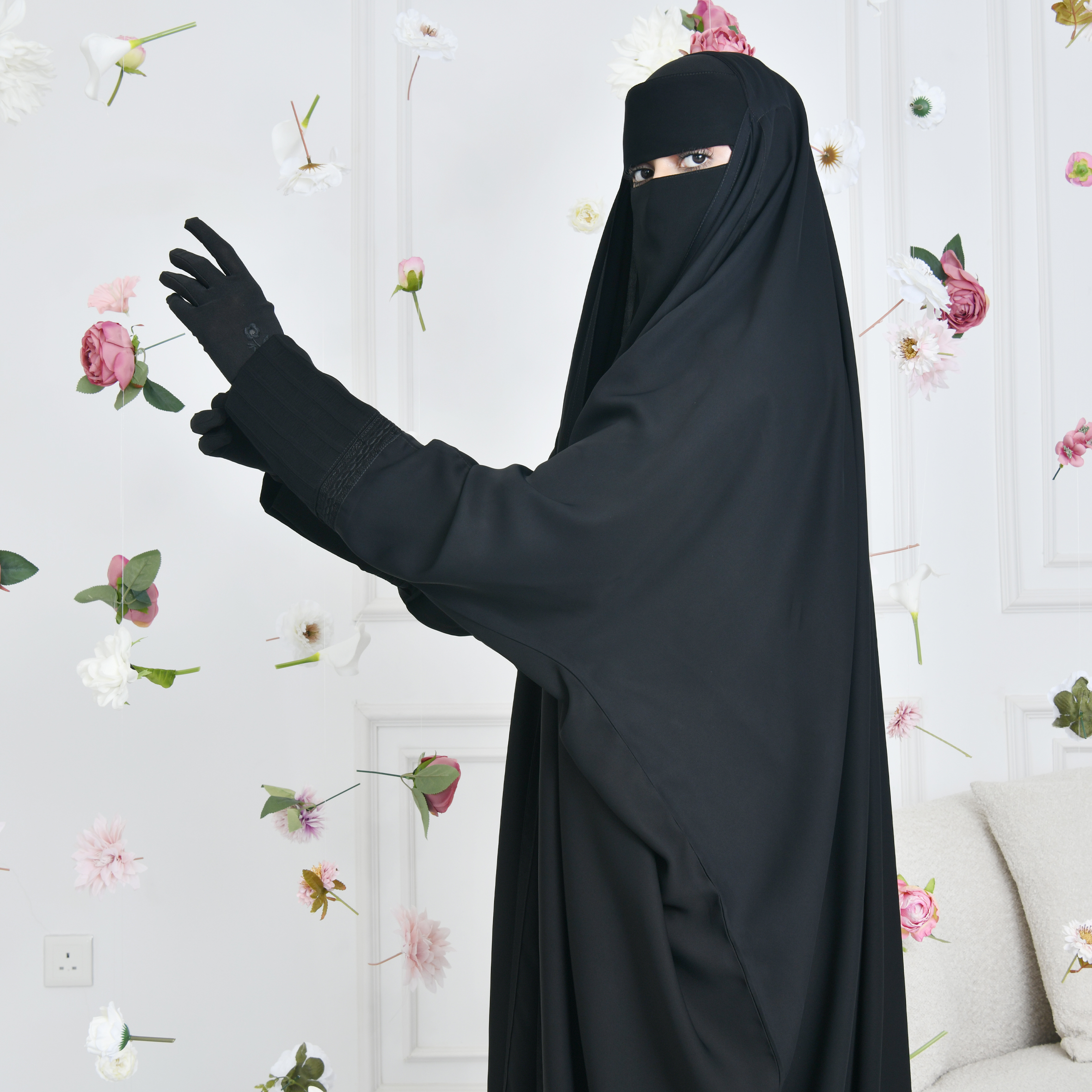 عباية راس بقصة واسعه لف بأكمام ضيقة مزينة بكلفة 