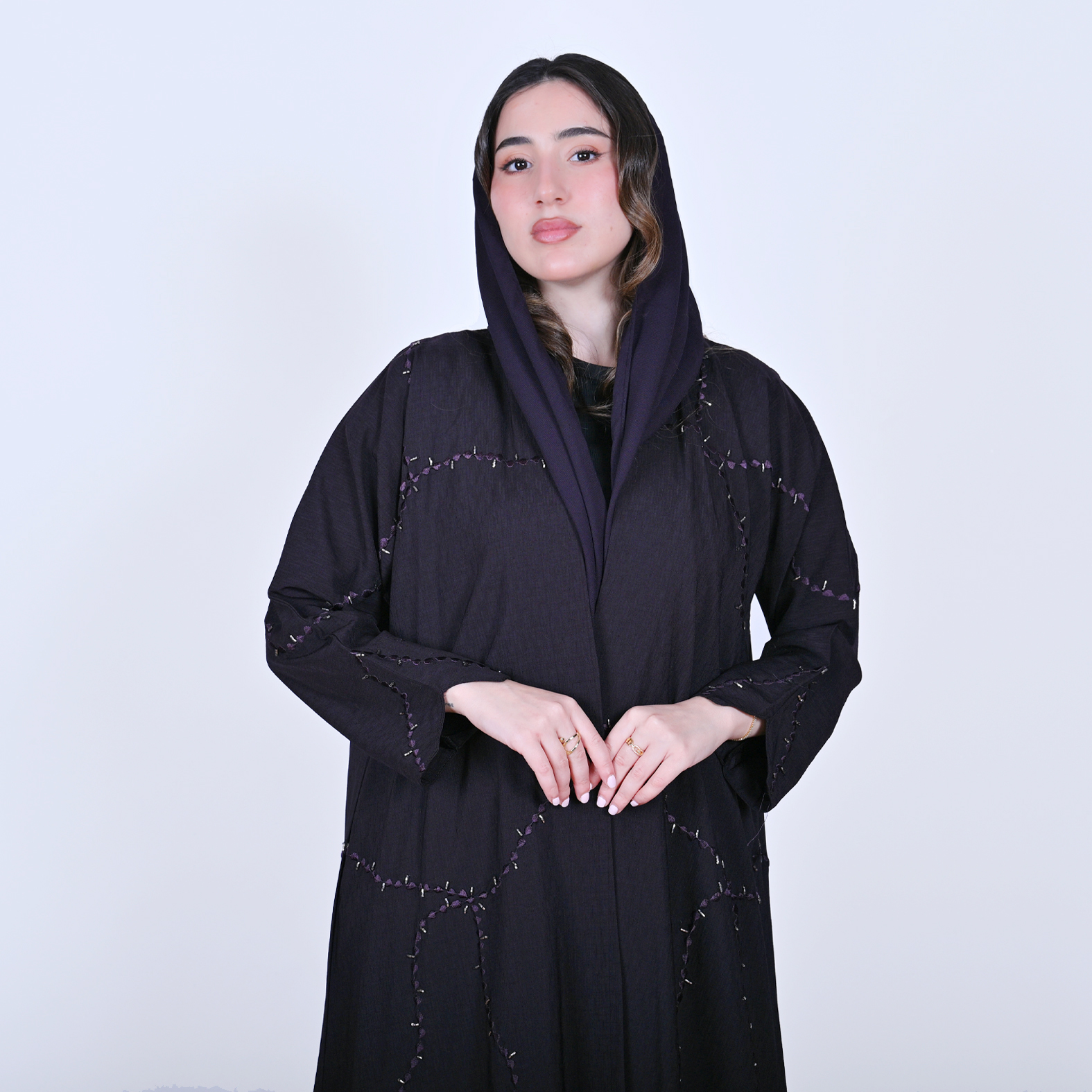  عباية لف بلون ارجواني بتطريز وشك عشوائي على كامل العباية 