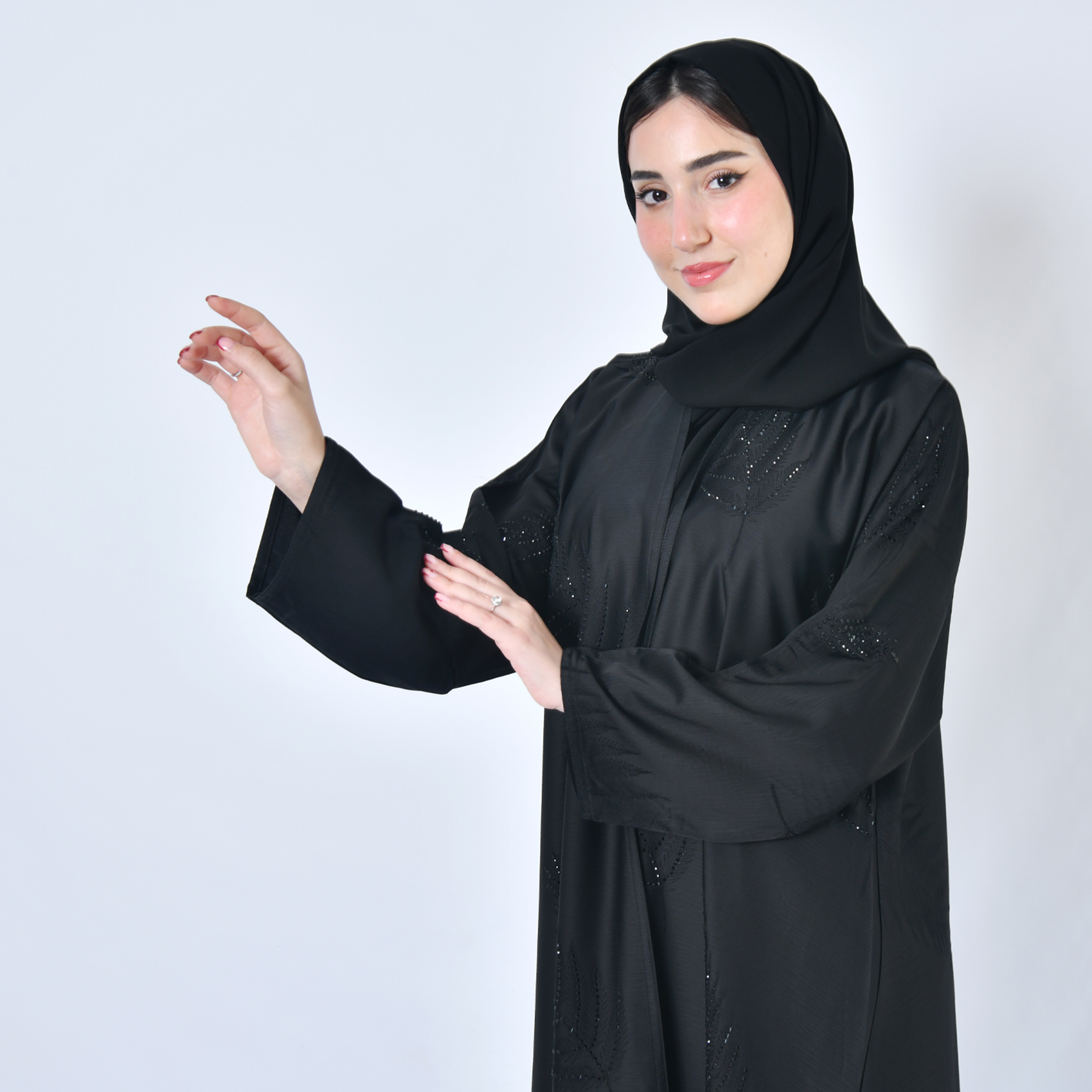  عباية لف سوداء بتطريز ورقي على كامل القماش مزين بفصوص سوداء براقة  