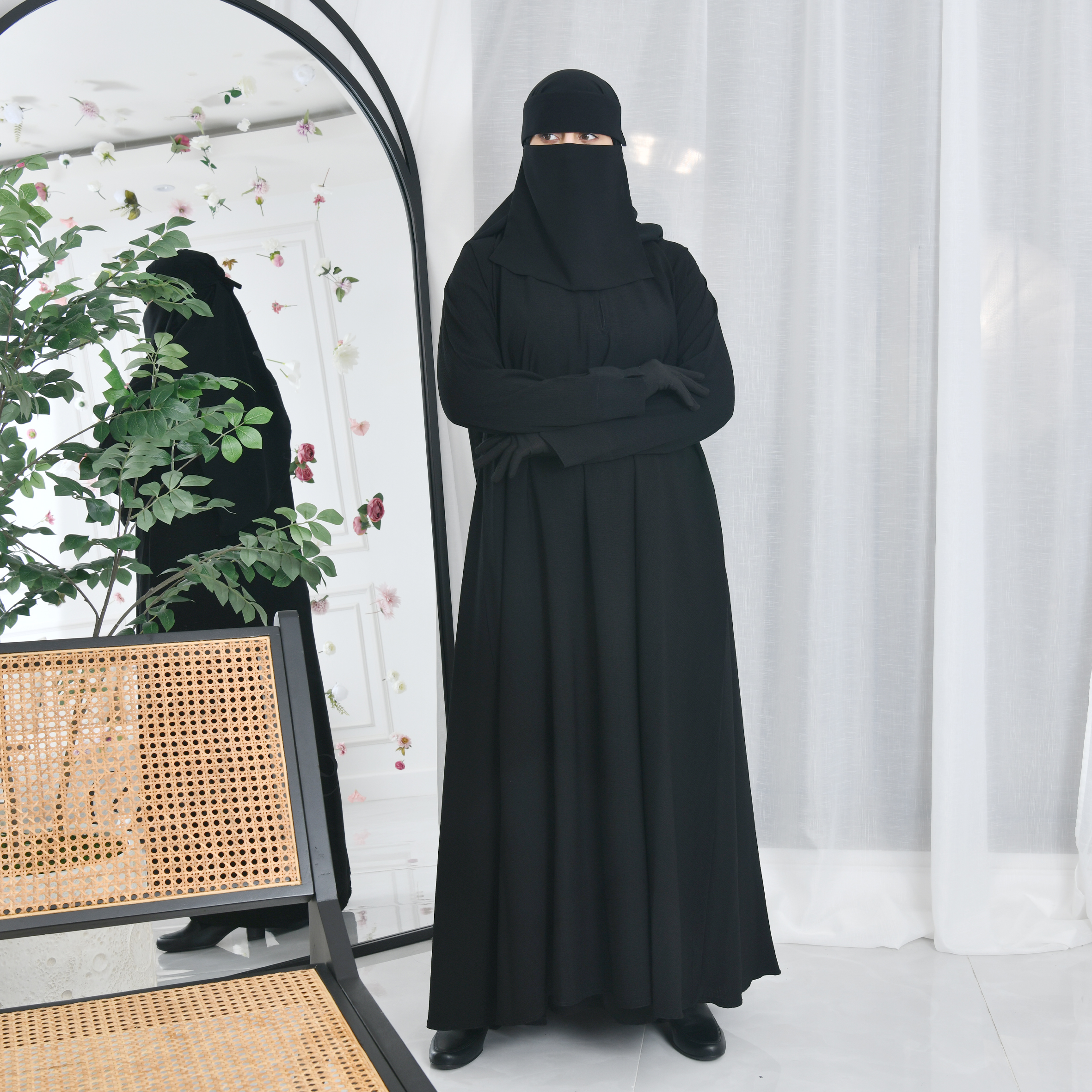  عباية كتف سادة مغلقة بطقطق من الاعلى 