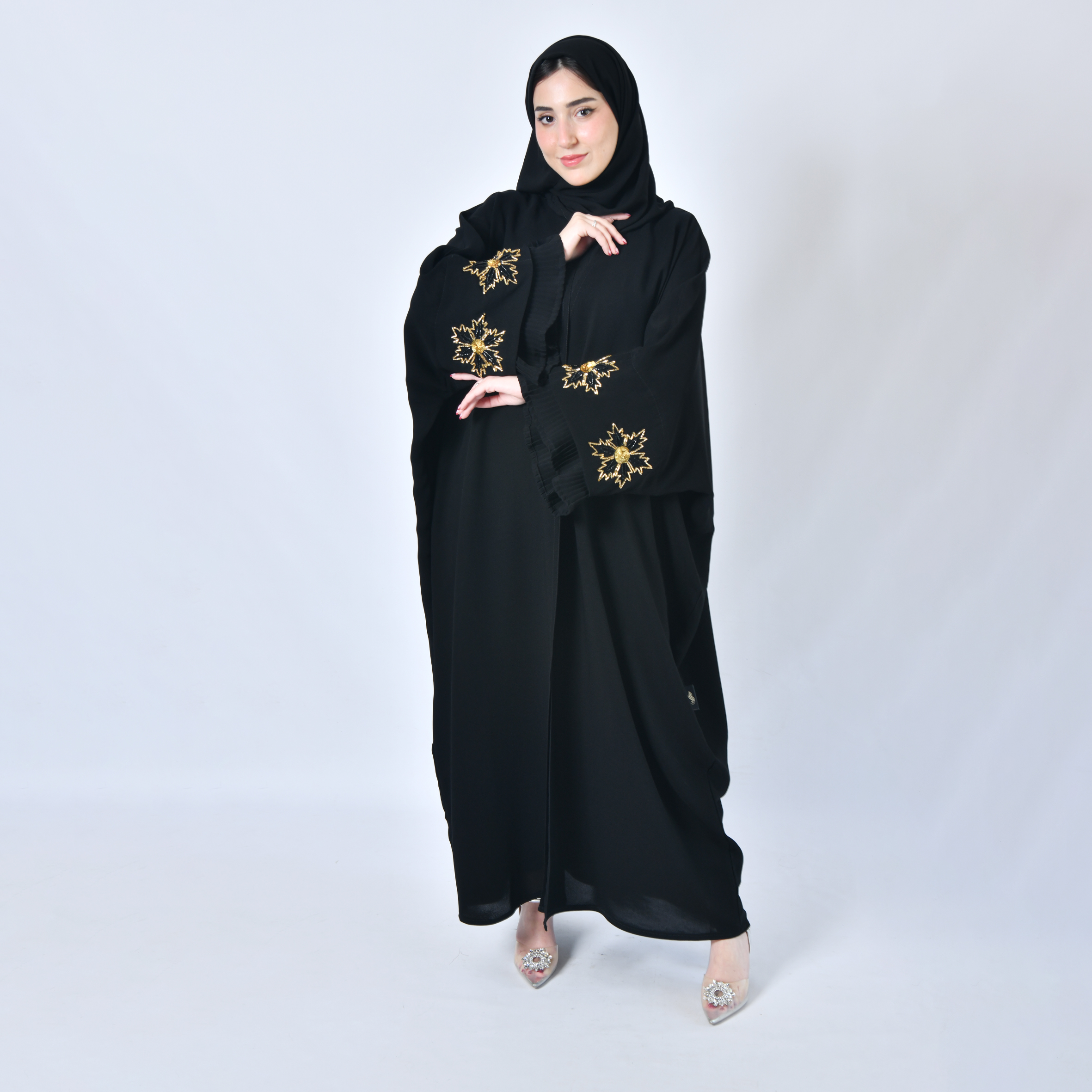  عباية لف سوداء بشت بأكمام مميزة واسعة مزينة بشك يدوي بارز باللون الاسود والذهبي  