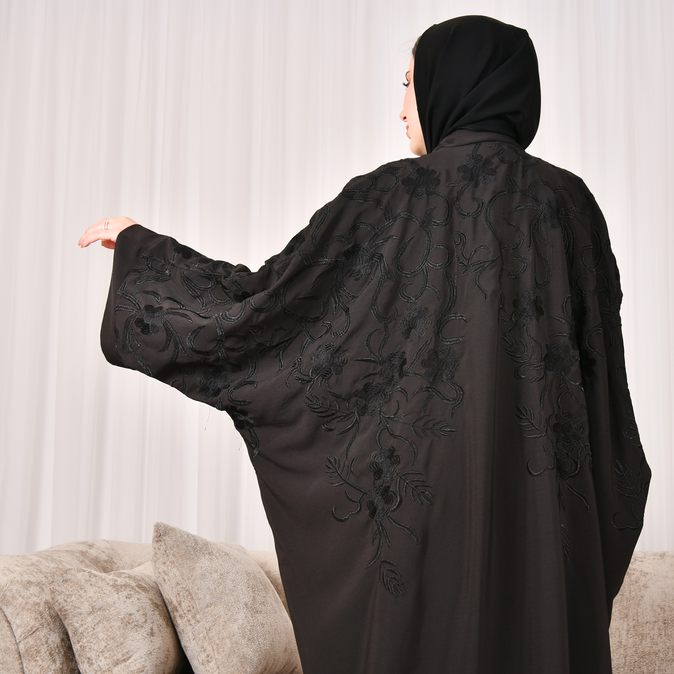  عباية موديل نص بشت بكم واسع بتطريز زاهي اعلى العباية 
